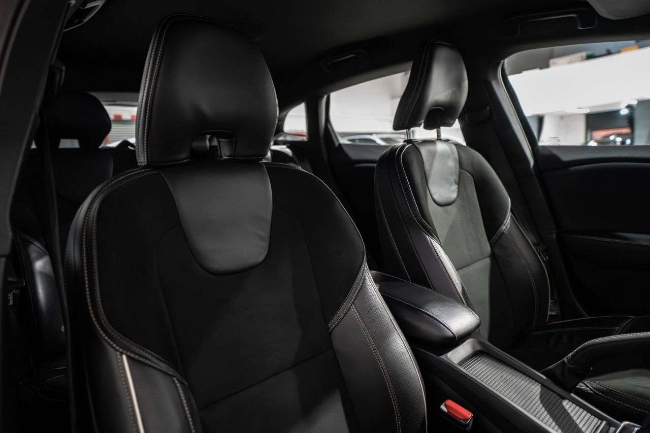 2017 VOLVO V40 2017 VOLVO V40