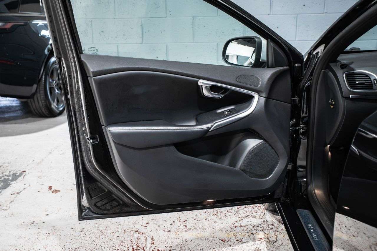 2017 VOLVO V40 2017 VOLVO V40