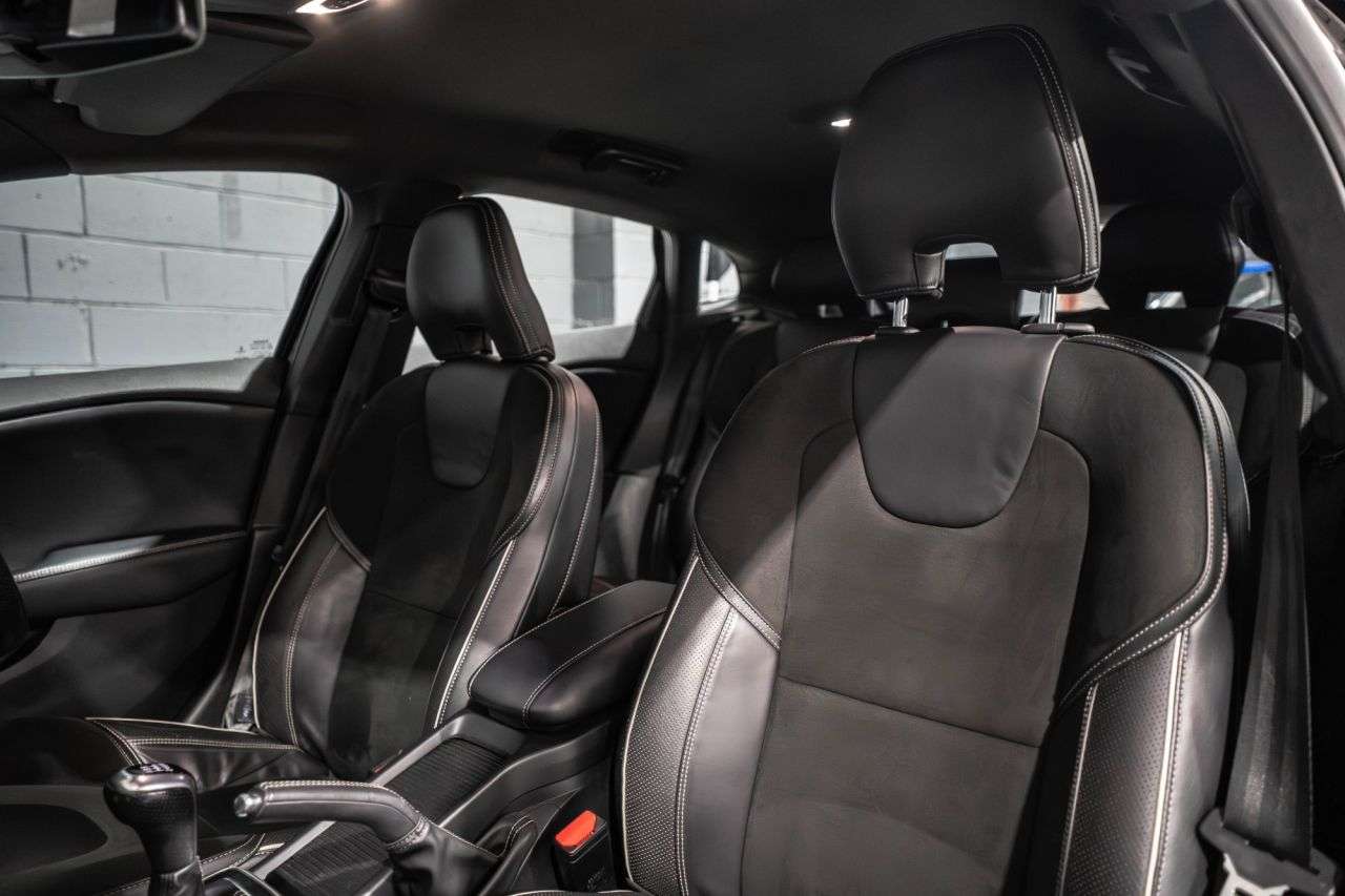 2017 VOLVO V40 2017 VOLVO V40