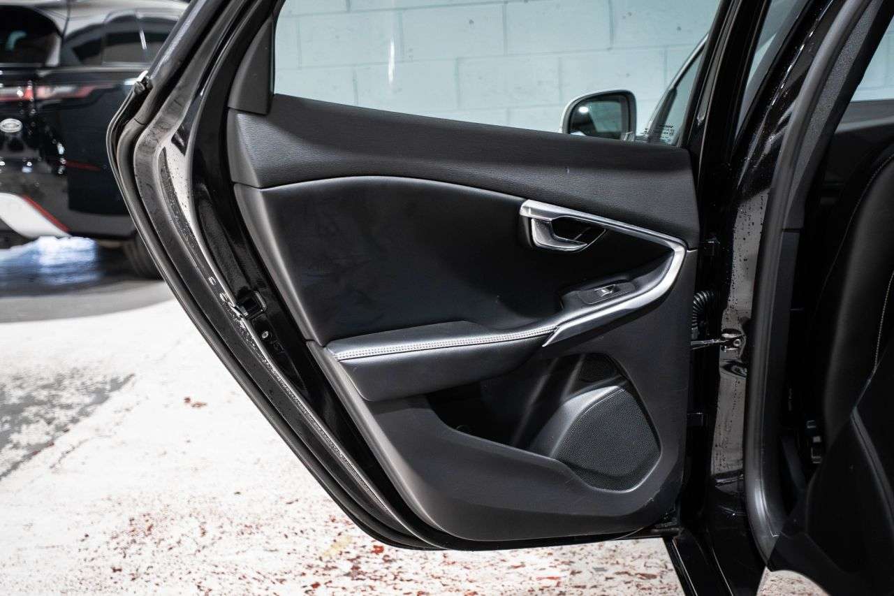 2017 VOLVO V40 2017 VOLVO V40