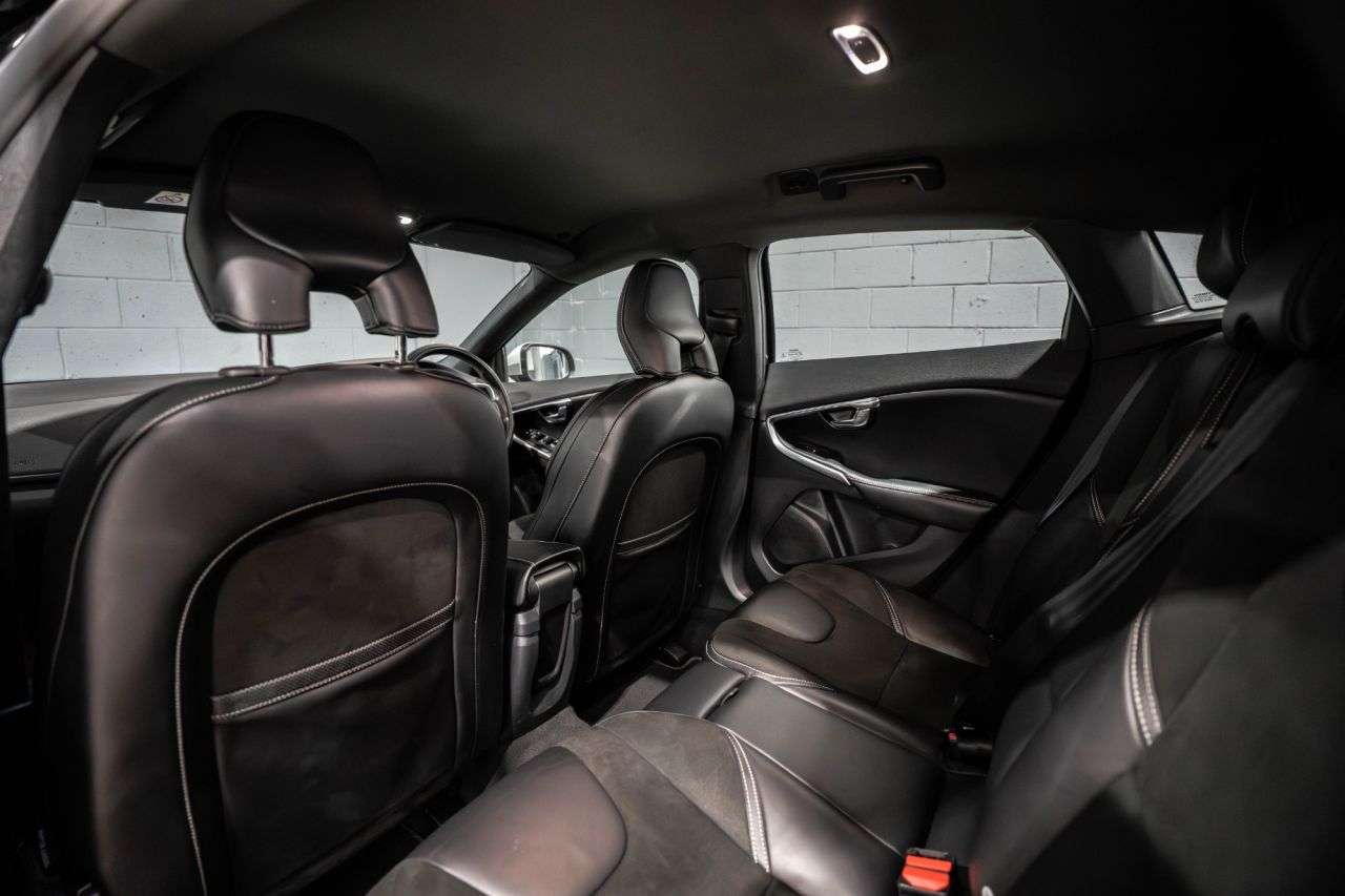 2017 VOLVO V40 2017 VOLVO V40