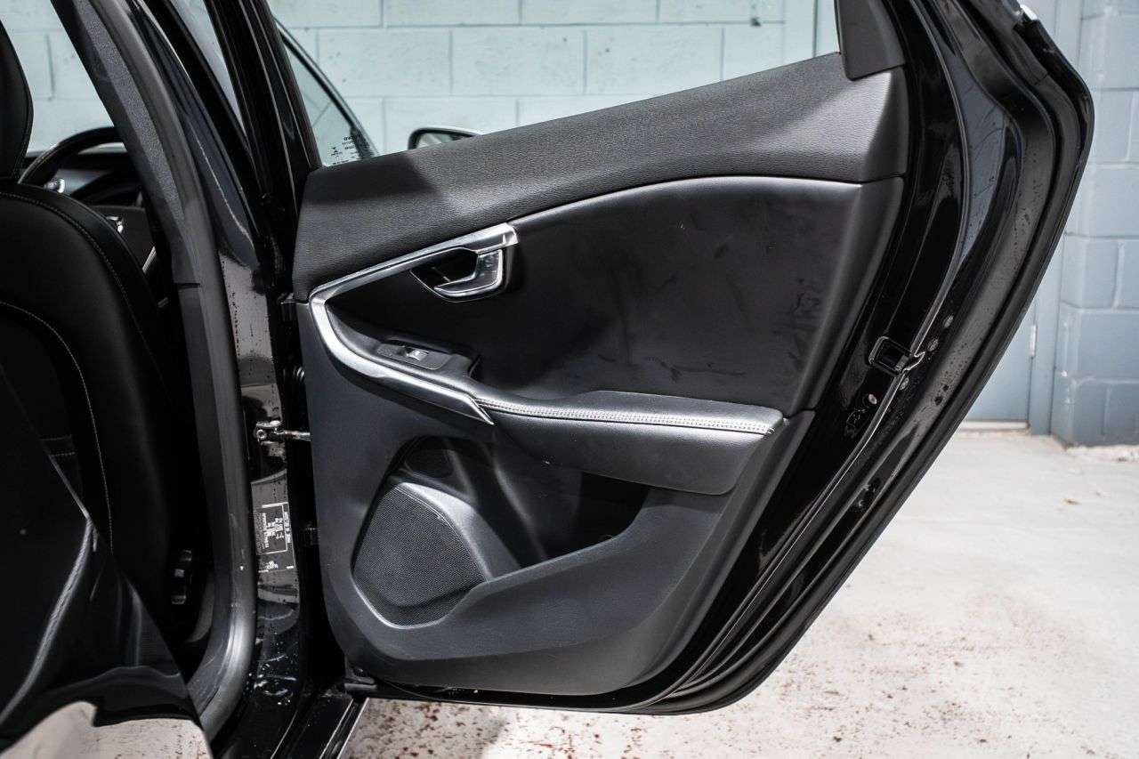 2017 VOLVO V40 2017 VOLVO V40