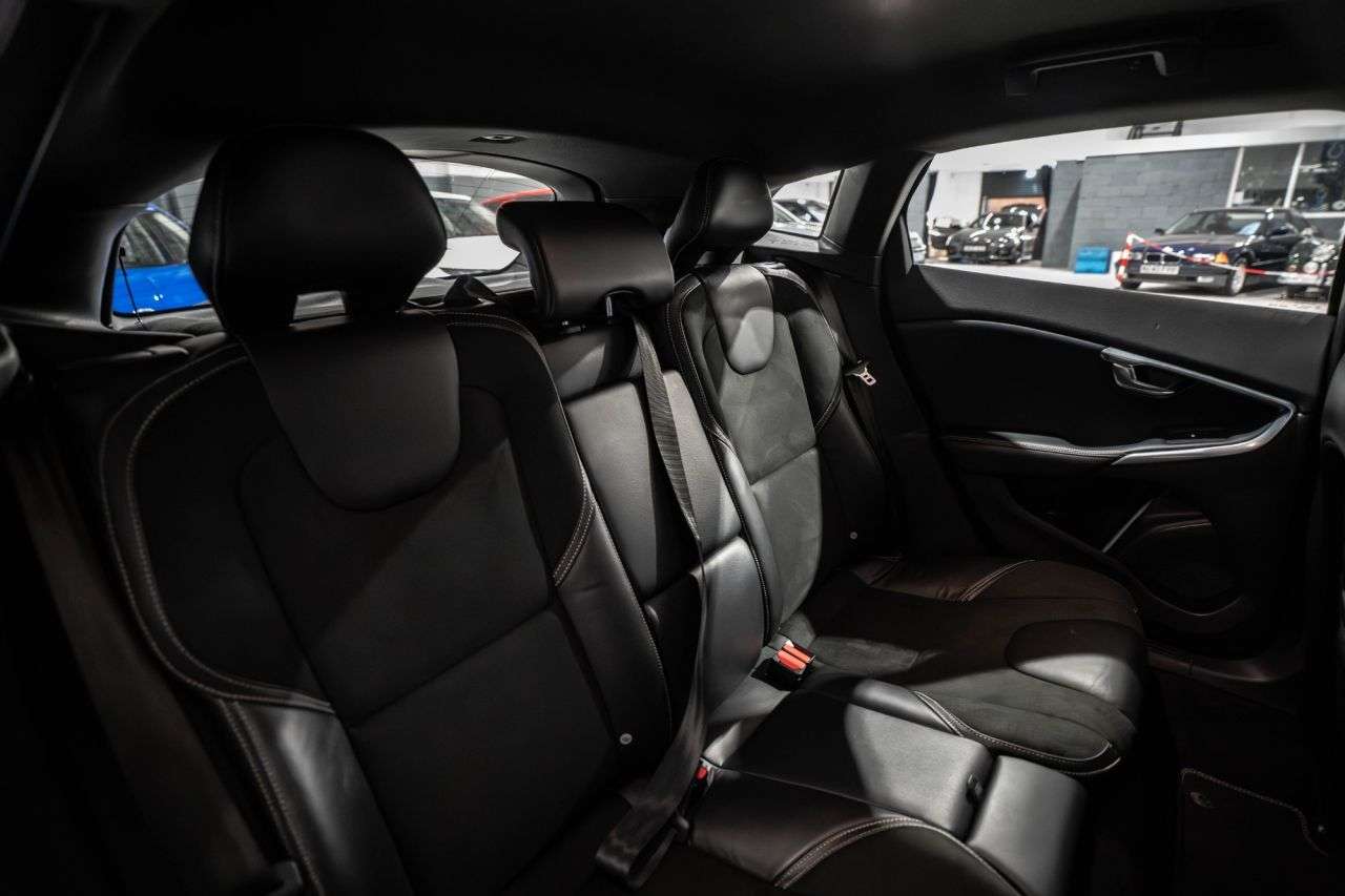 2017 VOLVO V40 2017 VOLVO V40