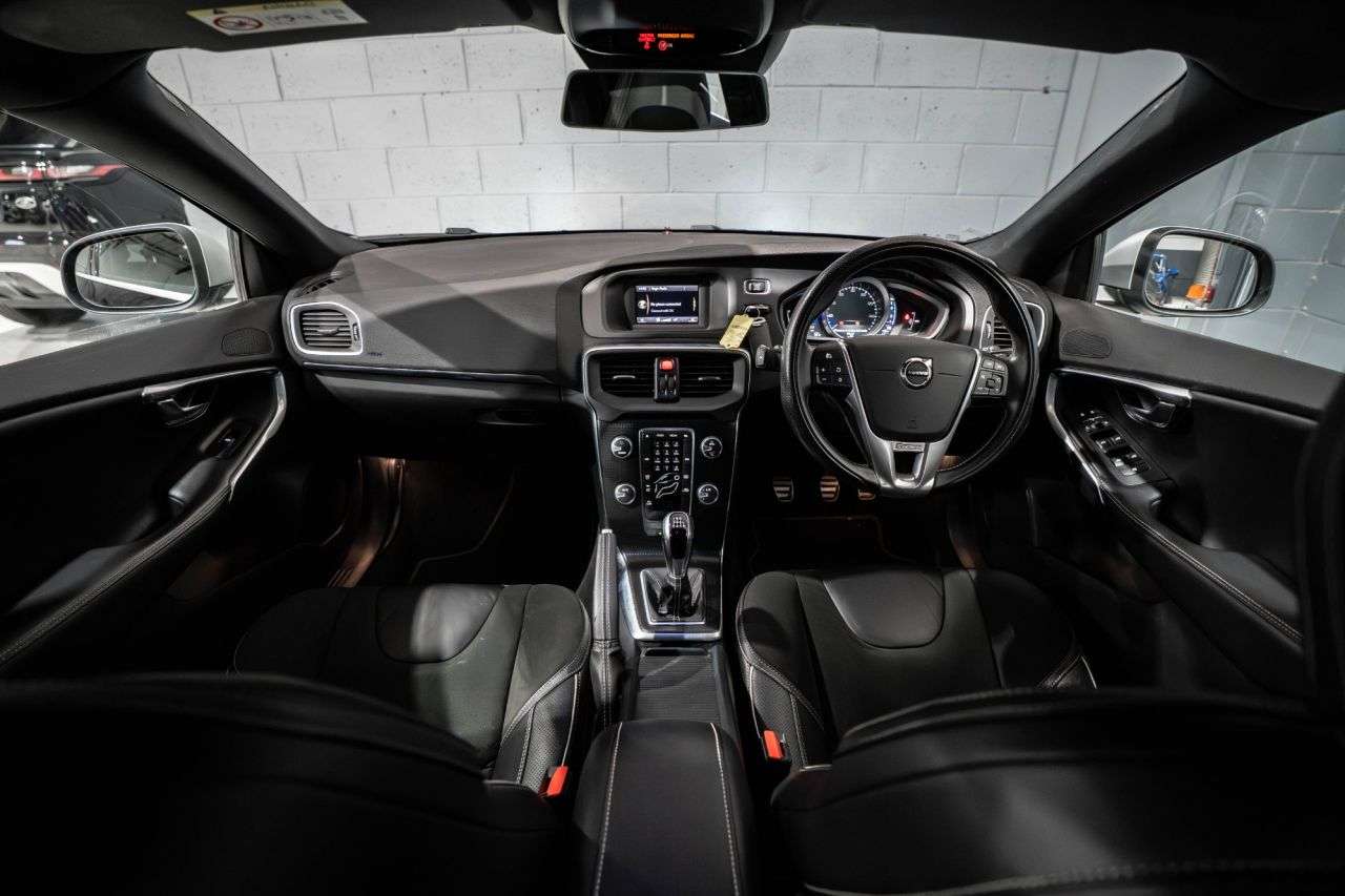 2017 VOLVO V40 2017 VOLVO V40