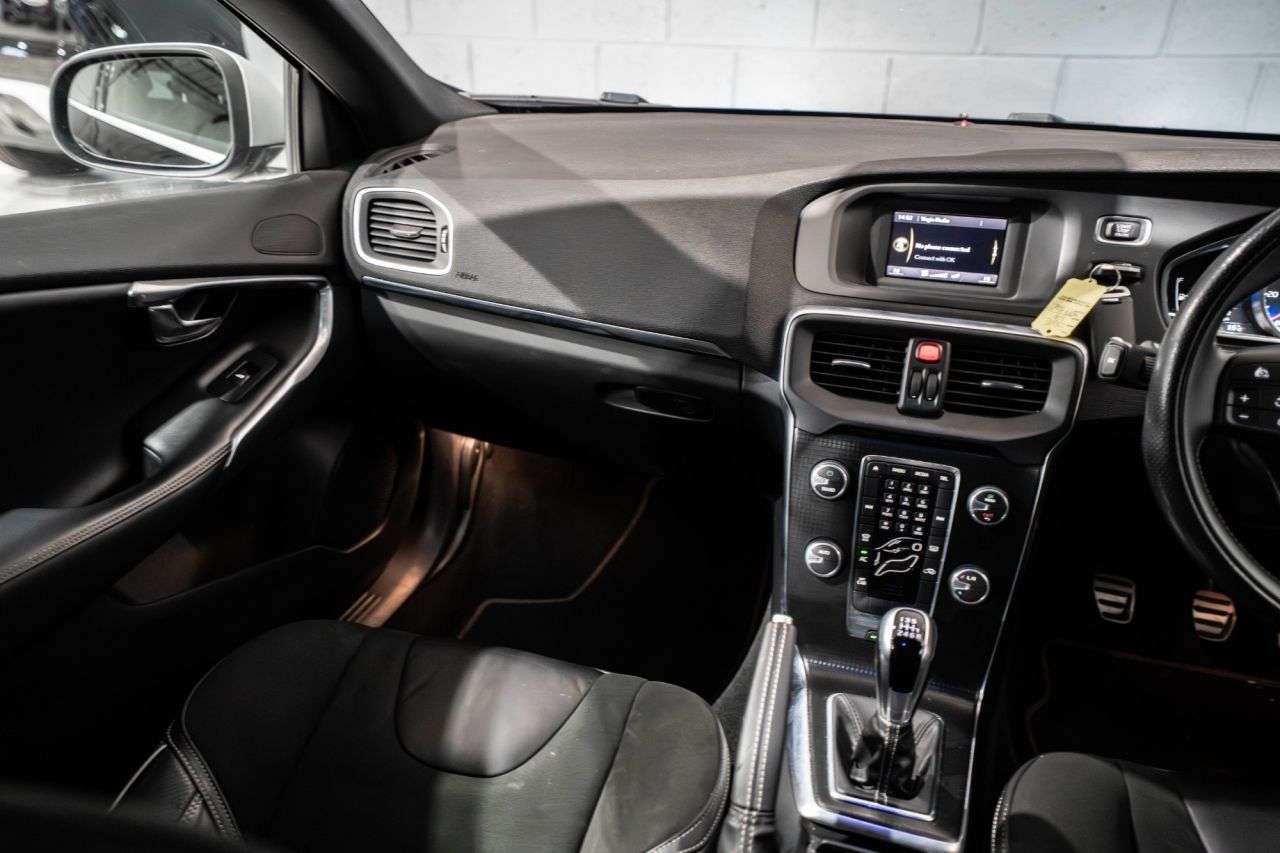 2017 VOLVO V40 2017 VOLVO V40