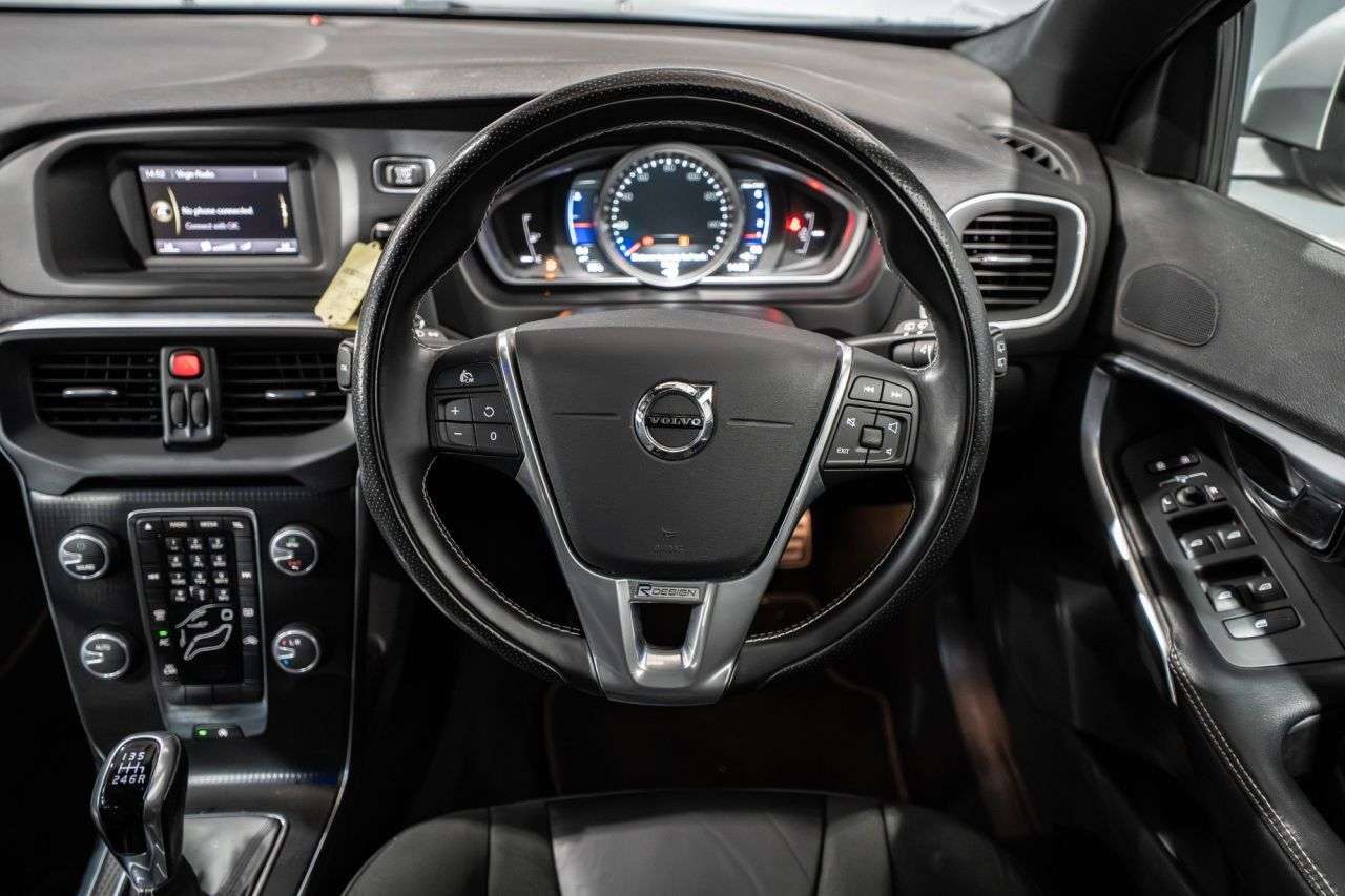 2017 VOLVO V40 2017 VOLVO V40