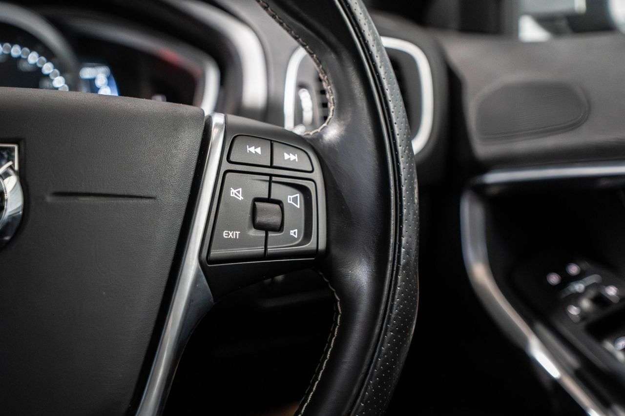 2017 VOLVO V40 2017 VOLVO V40