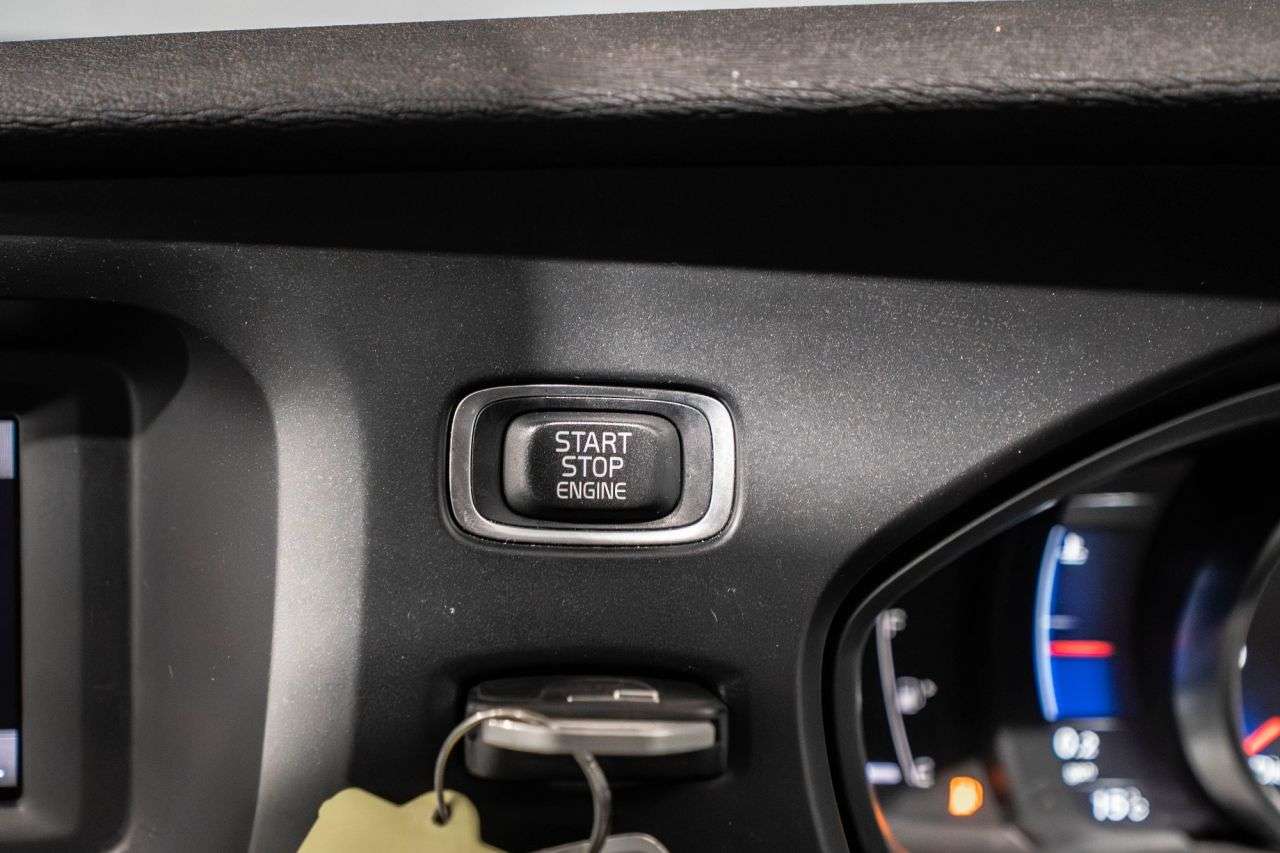 2017 VOLVO V40 2017 VOLVO V40