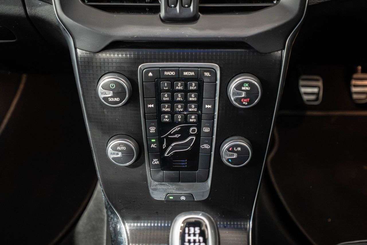 2017 VOLVO V40 2017 VOLVO V40