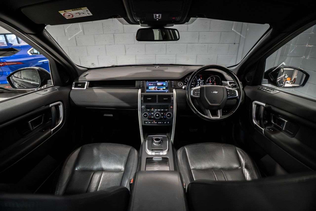 A 2018 LAND ROVER DISCOVERY SPORT 2.0 TD4 HSE Black SUV 5dr Diesel Auto 4WD Euro 6 (s/s) (180 ps) / STUNNING A 2018 LAND ROVER DISCOVERY SPORT 2.0 TD4 HSE Black SUV 5dr Diesel Auto 4WD Euro 6 (s/s) (180 ps) / STUNNING