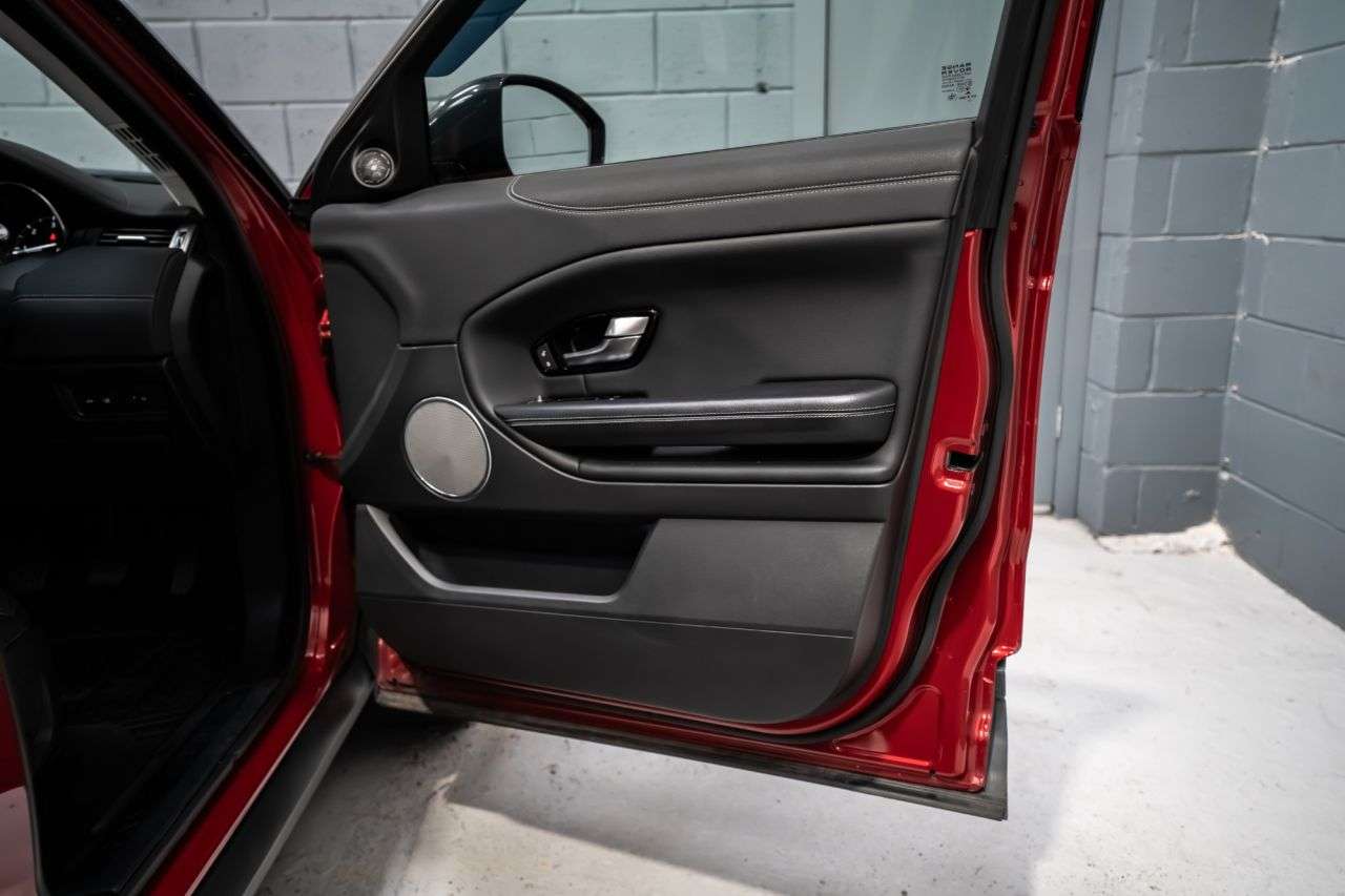 A 2016 LAND ROVER RANGE ROVER EVOQUE 2.0 TD4 SE Tech SUV 5dr Diesel Manual 4WD Euro 6 (s/s) (180 ps) / STUNNING A 2016 LAND ROVER RANGE ROVER EVOQUE 2.0 TD4 SE Tech SUV 5dr Diesel Manual 4WD Euro 6 (s/s) (180 ps) / STUNNING