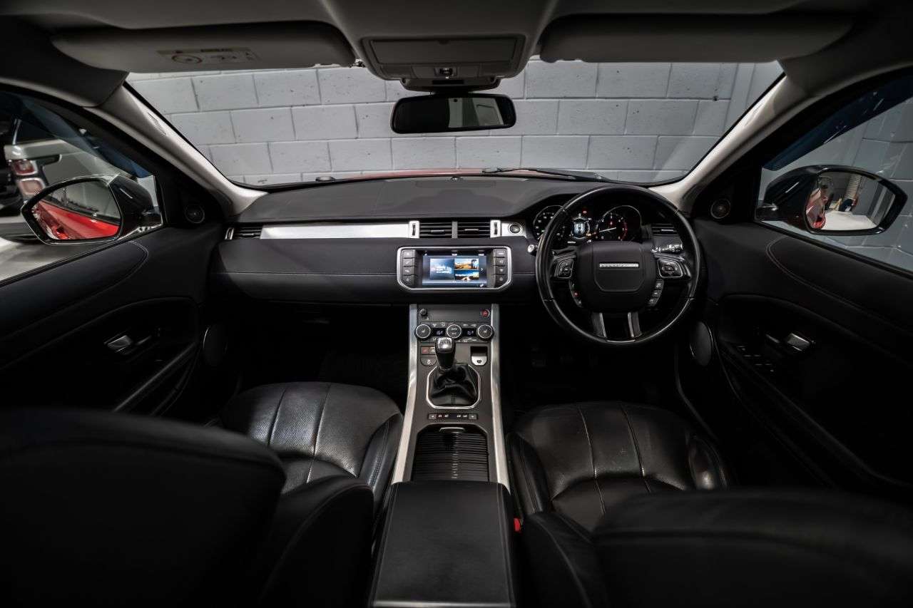 A 2016 LAND ROVER RANGE ROVER EVOQUE 2.0 TD4 SE Tech SUV 5dr Diesel Manual 4WD Euro 6 (s/s) (180 ps) / STUNNING A 2016 LAND ROVER RANGE ROVER EVOQUE 2.0 TD4 SE Tech SUV 5dr Diesel Manual 4WD Euro 6 (s/s) (180 ps) / STUNNING