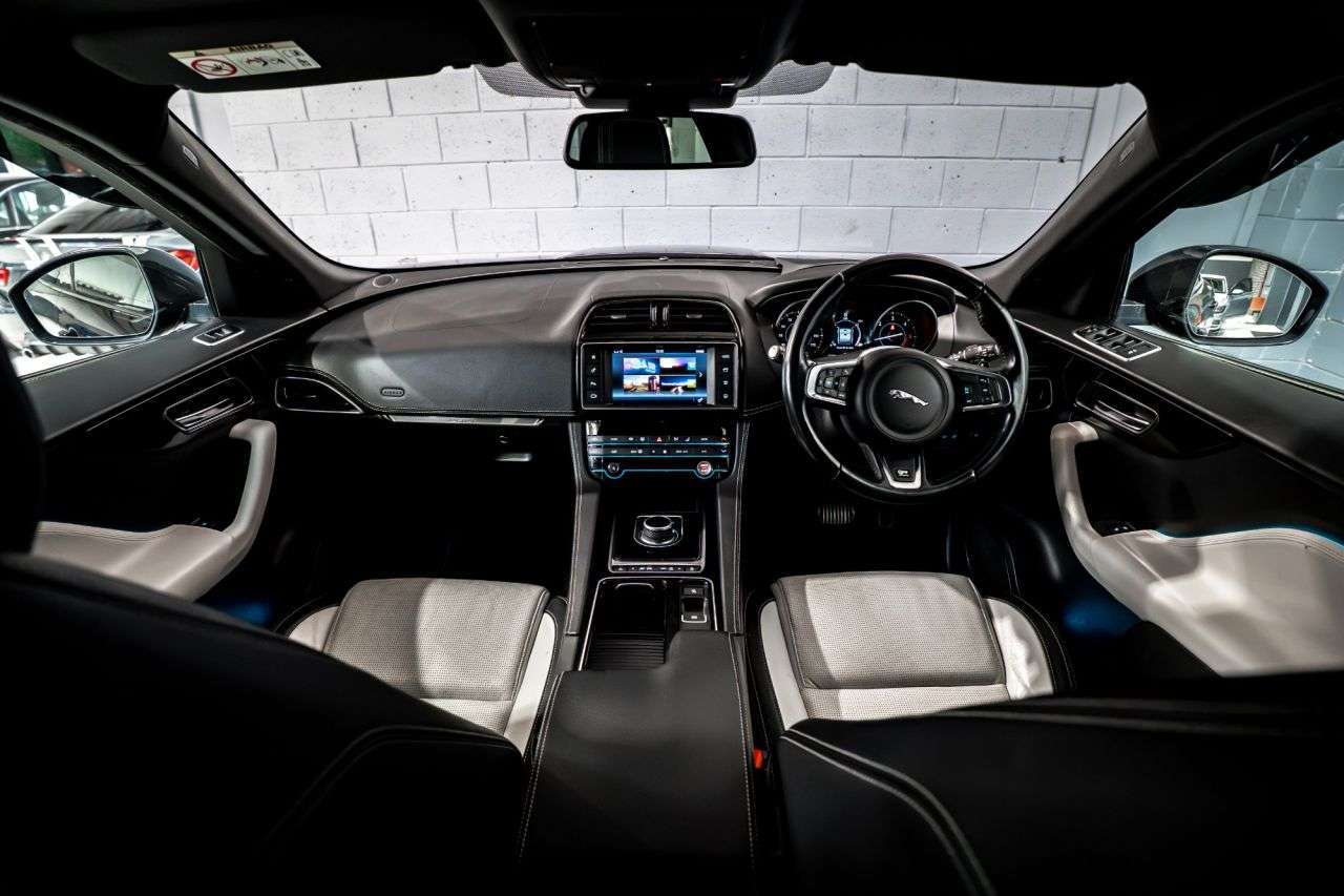 A 2016 JAGUAR F-PACE 2.0 D180 R-Sport SUV 5dr Diesel Auto AWD Euro 6 (s/s) (180 ps) / STUNNING C A 2016 JAGUAR F-PACE 2.0 D180 R-Sport SUV 5dr Diesel Auto AWD Euro 6 (s/s) (180 ps) / STUNNING C