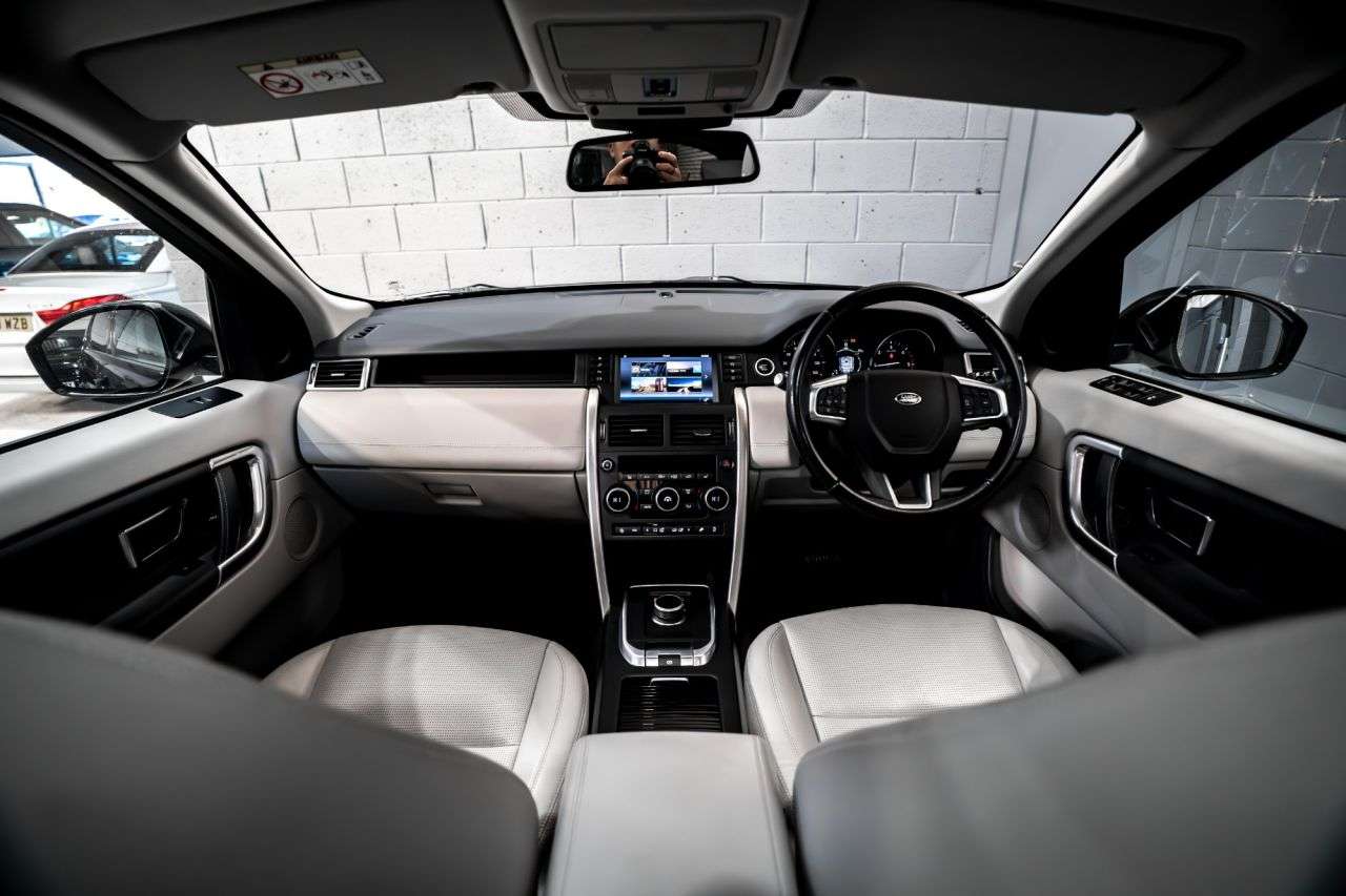 A 2017 LAND ROVER DISCOVERY SPORT 2.0 TD4 HSE Black SUV 5dr Diesel Auto 4WD Euro 6 (s/s) (180 ps) / 1 OWNER F A 2017 LAND ROVER DISCOVERY SPORT 2.0 TD4 HSE Black SUV 5dr Diesel Auto 4WD Euro 6 (s/s) (180 ps) / 1 OWNER F