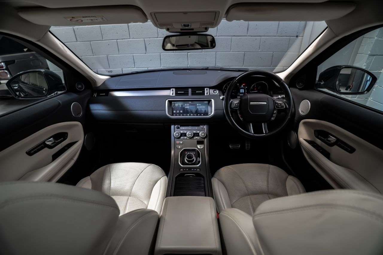 A 2017 LAND ROVER RANGE ROVER EVOQUE 2.0 TD4 HSE Dynamic SUV 5dr Diesel Auto 4WD Euro 6 (s/s) (180 ps) / STUNNIN A 2017 LAND ROVER RANGE ROVER EVOQUE 2.0 TD4 HSE Dynamic SUV 5dr Diesel Auto 4WD Euro 6 (s/s) (180 ps) / STUNNIN