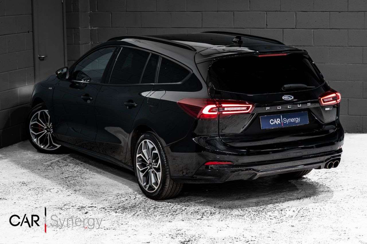 A 2022 FORD FOCUS 1.0T EcoBoost MHEV ST-Line Vignale Estate 5dr Petrol Hybrid DCT Euro 6 (s/s A 2022 FORD FOCUS 1.0T EcoBoost MHEV ST-Line Vignale Estate 5dr Petrol Hybrid DCT Euro 6 (s/s