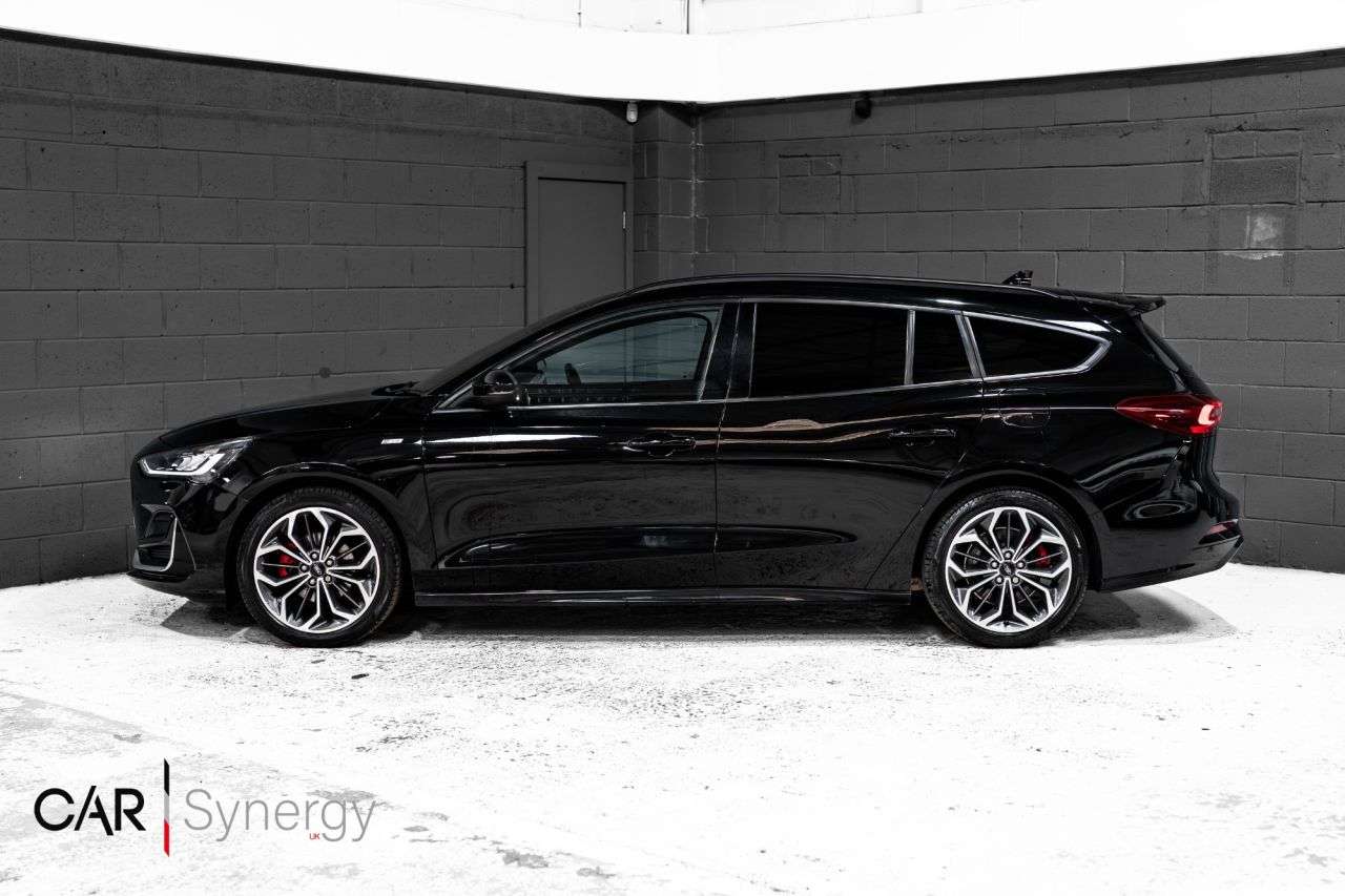 A 2022 FORD FOCUS 1.0T EcoBoost MHEV ST-Line Vignale Estate 5dr Petrol Hybrid DCT Euro 6 (s/s A 2022 FORD FOCUS 1.0T EcoBoost MHEV ST-Line Vignale Estate 5dr Petrol Hybrid DCT Euro 6 (s/s