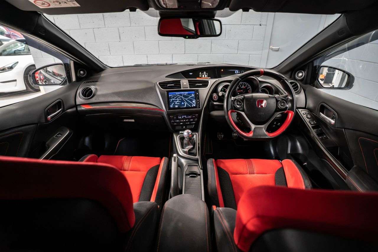 A 2016 HONDA CIVIC 2.0 i-VTEC Type R GT Hatchback 5dr Petrol Manual Euro 6 (s/s) (310 ps) / ST A 2016 HONDA CIVIC 2.0 i-VTEC Type R GT Hatchback 5dr Petrol Manual Euro 6 (s/s) (310 ps) / ST