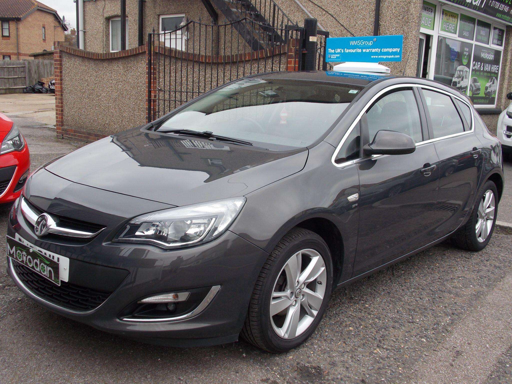 A 2015 VAUXHALL ASTRA 1.6i SRi Euro 6 5dr A 2015 VAUXHALL ASTRA 1.6i SRi Euro 6 5dr