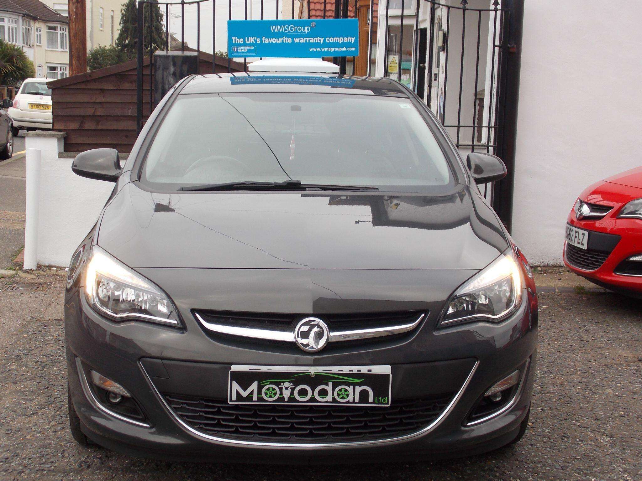 A 2015 VAUXHALL ASTRA 1.6i SRi Euro 6 5dr A 2015 VAUXHALL ASTRA 1.6i SRi Euro 6 5dr