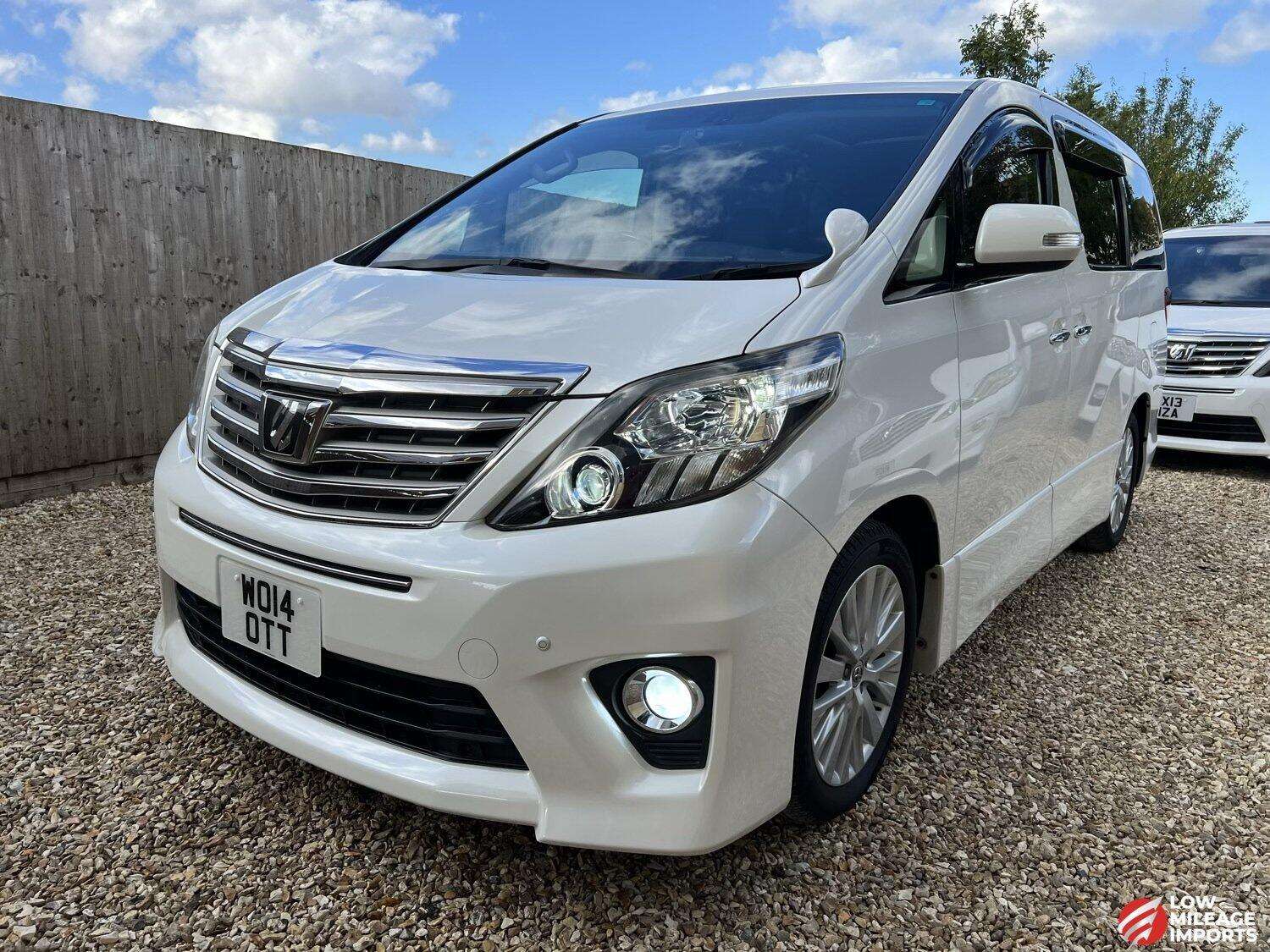 A 2014 TOYOTA ALPHARD 3.5 V6 C Package Full Leather Sun roofs A 2014 TOYOTA ALPHARD 3.5 V6 C Package Full Leather Sun roofs