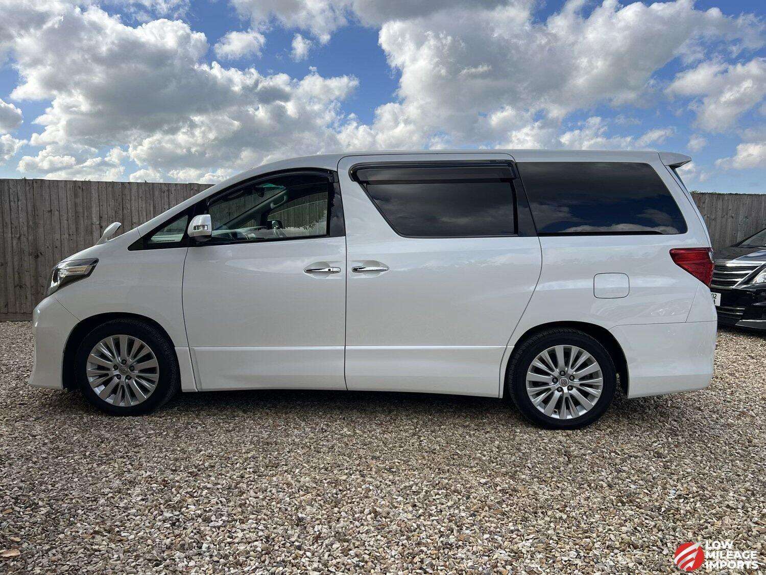 A 2014 TOYOTA ALPHARD 3.5 V6 C Package Full Leather Sun roofs A 2014 TOYOTA ALPHARD 3.5 V6 C Package Full Leather Sun roofs