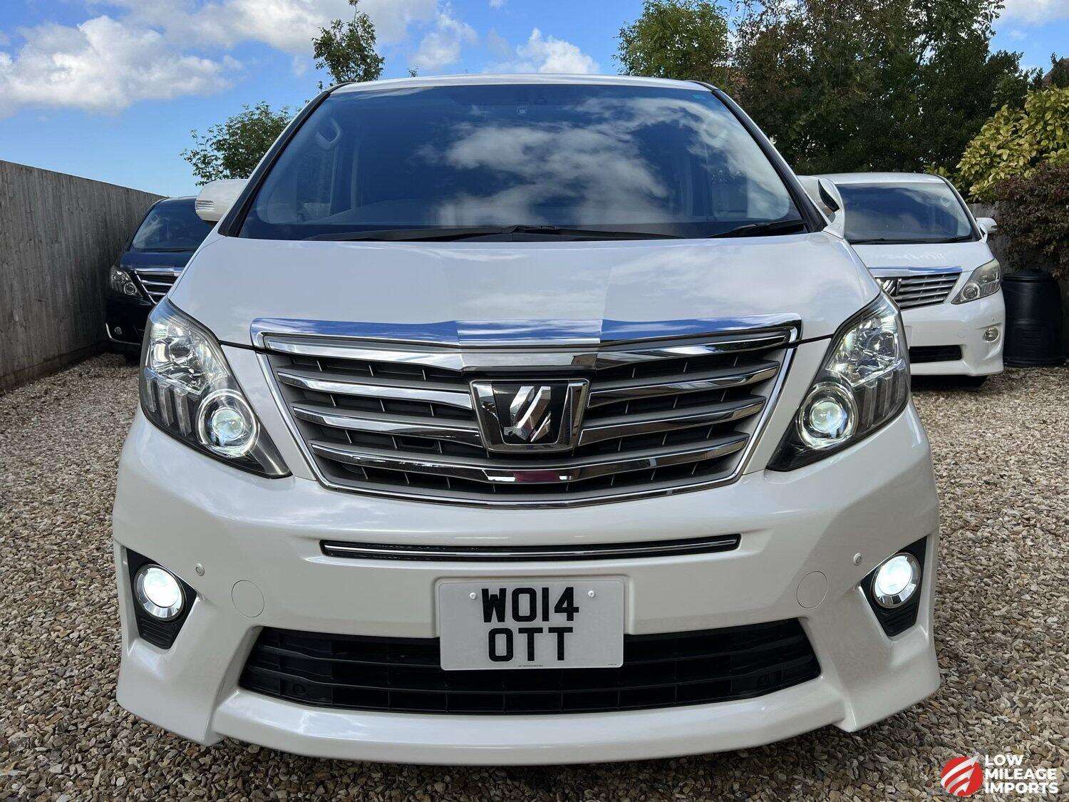 A 2014 TOYOTA ALPHARD 3.5 V6 C Package Full Leather Sun roofs A 2014 TOYOTA ALPHARD 3.5 V6 C Package Full Leather Sun roofs