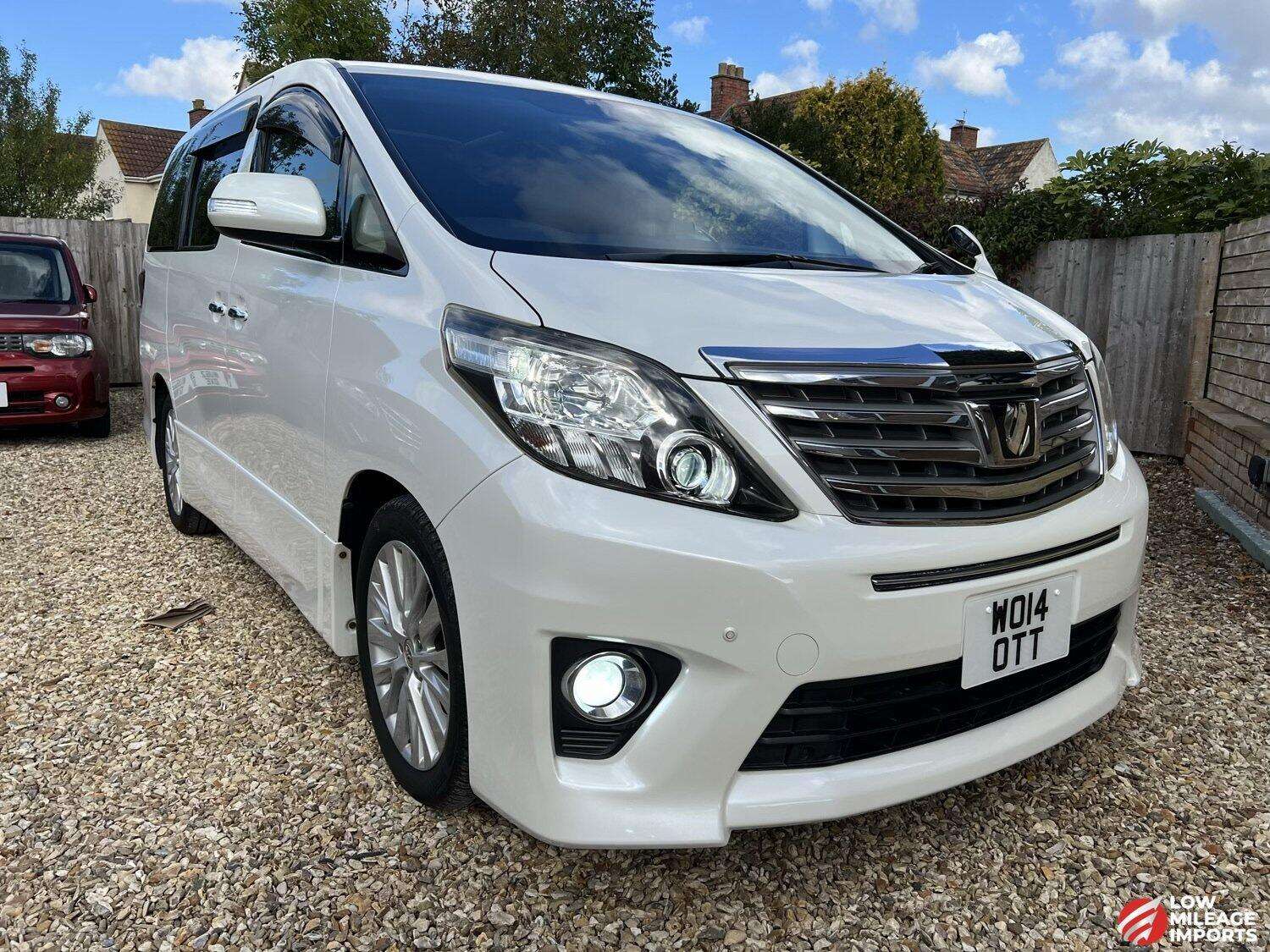 A 2014 TOYOTA ALPHARD 3.5 V6 C Package Full Leather Sun roofs A 2014 TOYOTA ALPHARD 3.5 V6 C Package Full Leather Sun roofs