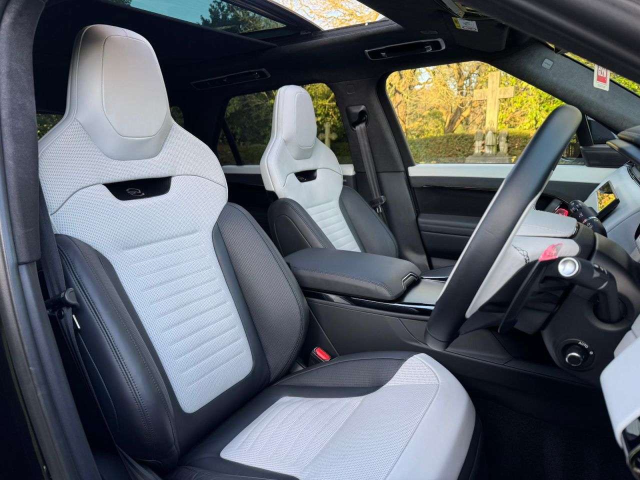 A 2024 LAND ROVER RANGE ROVER SPORT 4.4 P635 V8 MHEV SV Edition One Gloss SUV 5dr Petrol Auto 4WD Euro 6 (s/s) A 2024 LAND ROVER RANGE ROVER SPORT 4.4 P635 V8 MHEV SV Edition One Gloss SUV 5dr Petrol Auto 4WD Euro 6 (s/s)