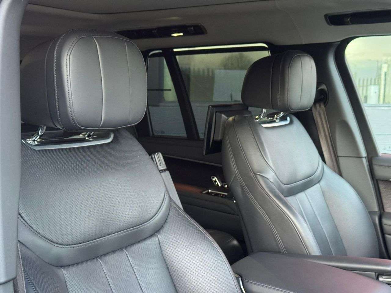 A 2023 LAND ROVER RANGE ROVER 3.0 D350 MHEV First Edition SUV 5dr Diesel Auto 4WD Euro 6 (s/s) (350 ps) A 2023 LAND ROVER RANGE ROVER 3.0 D350 MHEV First Edition SUV 5dr Diesel Auto 4WD Euro 6 (s/s) (350 ps)