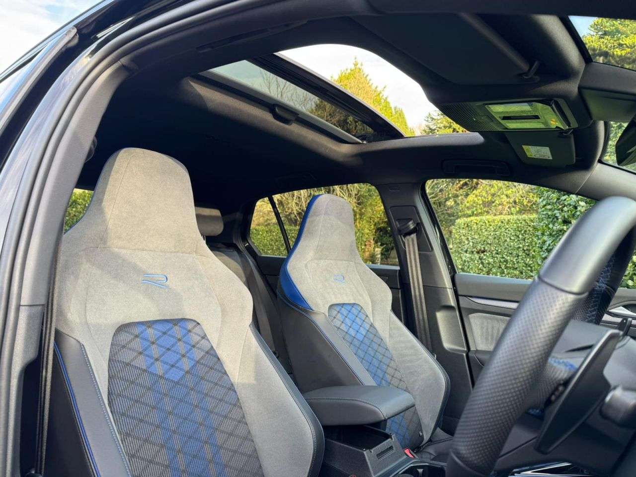 A 2025 VOLKSWAGEN GOLF 2.0 TSI R Black Edition Hatchback 5dr Petrol DSG 4Motion Euro 6 (s/s) (333 A 2025 VOLKSWAGEN GOLF 2.0 TSI R Black Edition Hatchback 5dr Petrol DSG 4Motion Euro 6 (s/s) (333