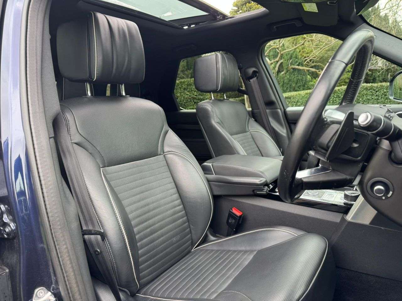 A 2019 LAND ROVER DISCOVERY 2.0 SD4 HSE Luxury SUV 5dr Diesel Auto 4WD Euro 6 (s/s) (240 ps) A 2019 LAND ROVER DISCOVERY 2.0 SD4 HSE Luxury SUV 5dr Diesel Auto 4WD Euro 6 (s/s) (240 ps)