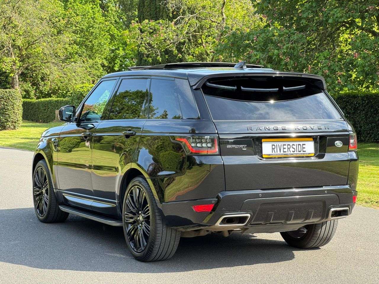 A 2021 LAND ROVER RANGE ROVER SPORT 3.0 D300 MHEV HSE Dynamic Black SUV 5dr Diesel Auto 4WD Euro 6 (s/s) (300 p A 2021 LAND ROVER RANGE ROVER SPORT 3.0 D300 MHEV HSE Dynamic Black SUV 5dr Diesel Auto 4WD Euro 6 (s/s) (300 p
