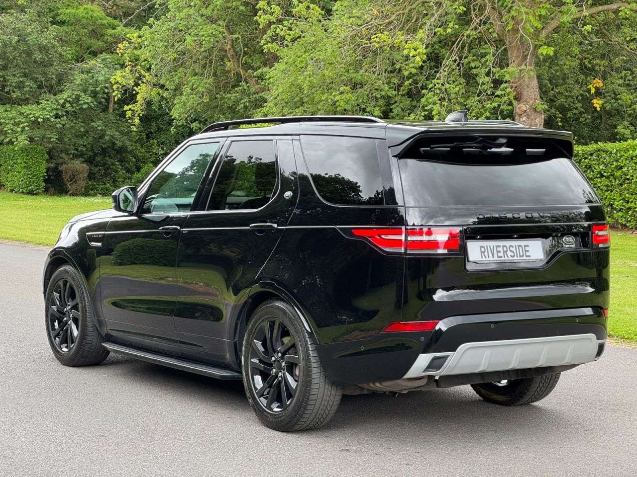 A 2019 LAND ROVER DISCOVERY 2.0 Si4 HSE GPF SUV 5dr Petrol Auto 4WD Euro 6 (s/s) (300 ps) A 2019 LAND ROVER DISCOVERY 2.0 Si4 HSE GPF SUV 5dr Petrol Auto 4WD Euro 6 (s/s) (300 ps)