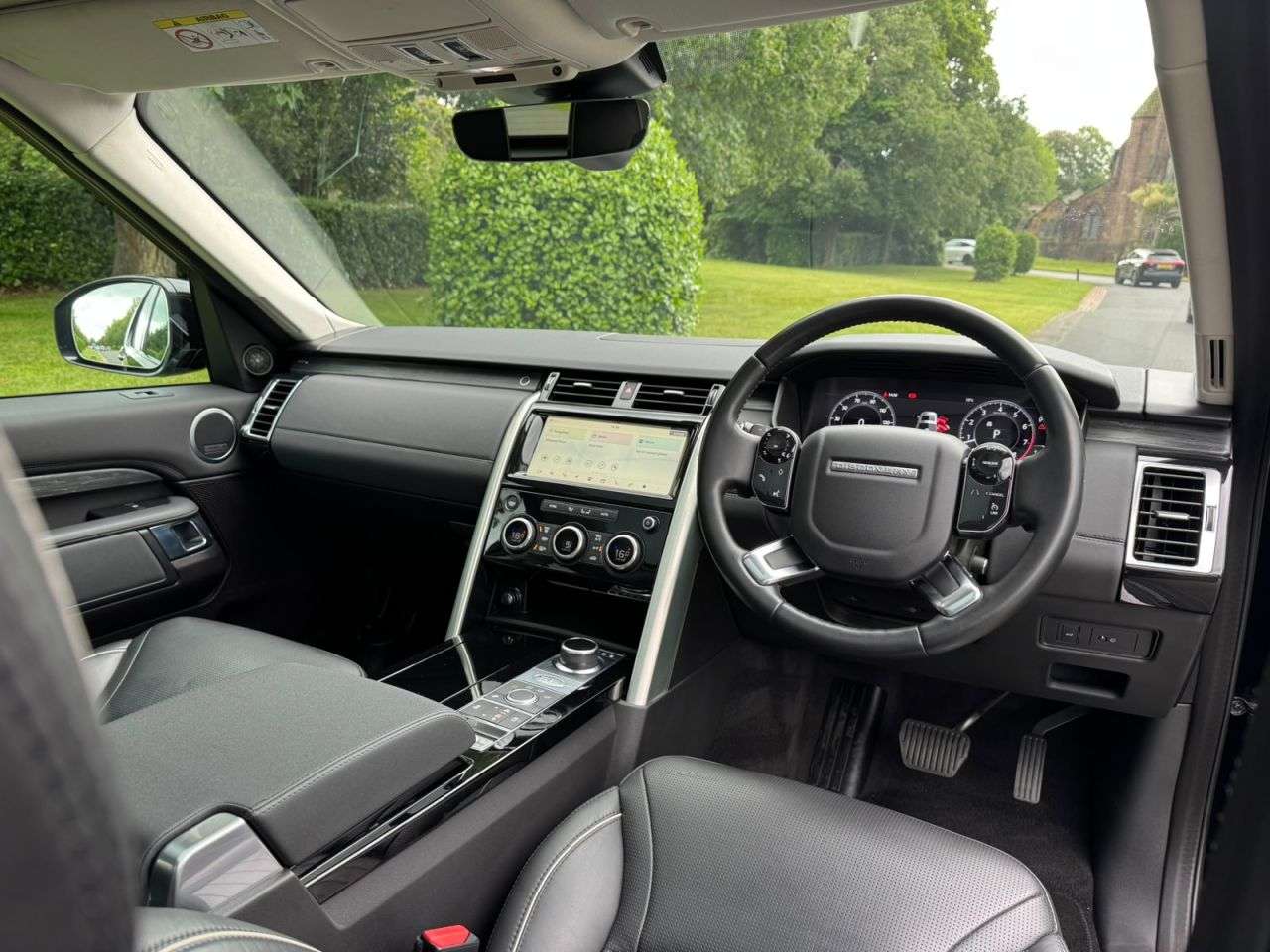 A 2019 LAND ROVER DISCOVERY 2.0 Si4 HSE GPF SUV 5dr Petrol Auto 4WD Euro 6 (s/s) (300 ps) A 2019 LAND ROVER DISCOVERY 2.0 Si4 HSE GPF SUV 5dr Petrol Auto 4WD Euro 6 (s/s) (300 ps)