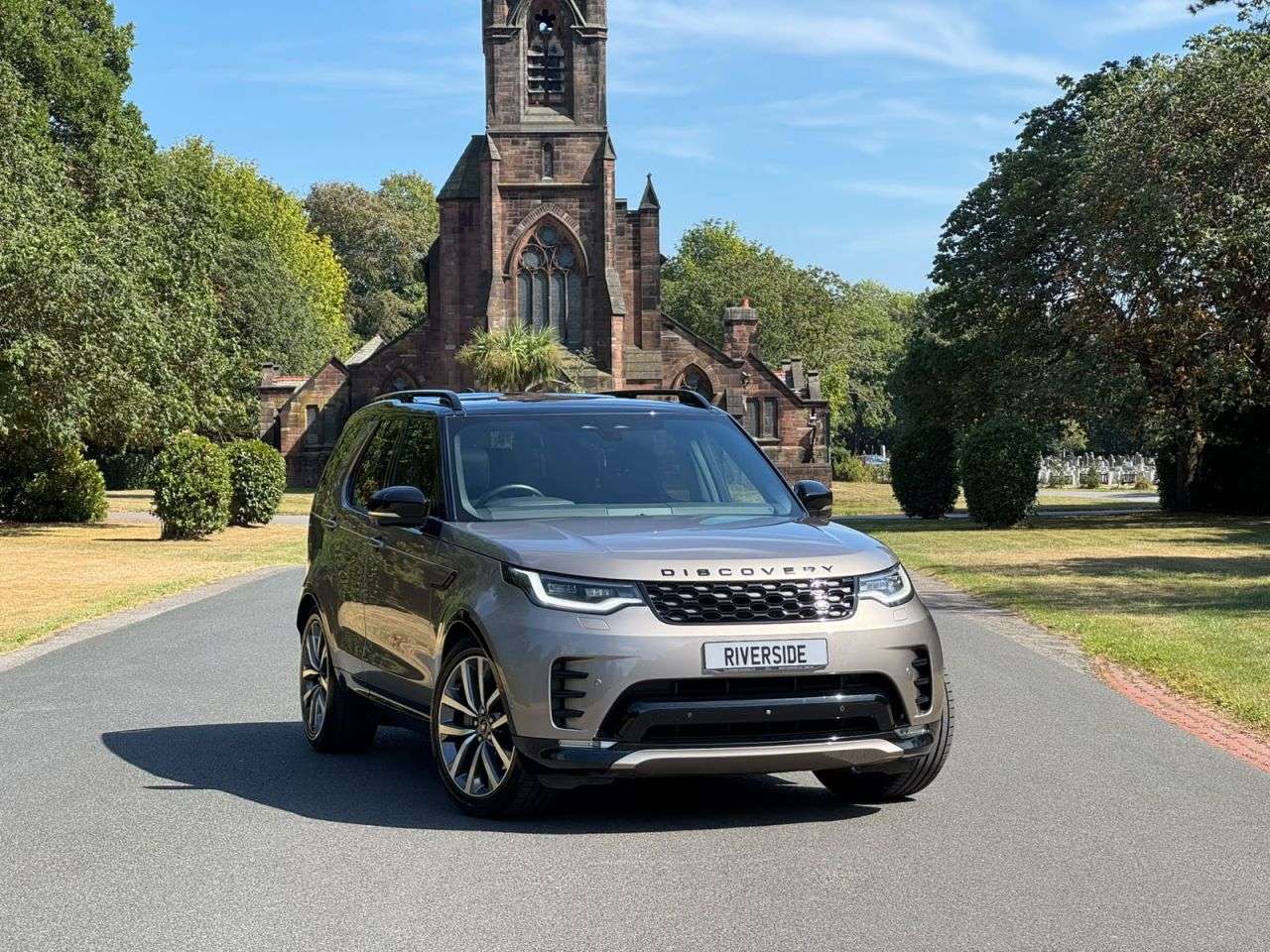 A 2021 LAND ROVER DISCOVERY 3.0 D250 MHEV R-Dynamic SE SUV 5dr Diesel Auto 4WD Euro 6 (s/s) (250 ps) A 2021 LAND ROVER DISCOVERY 3.0 D250 MHEV R-Dynamic SE SUV 5dr Diesel Auto 4WD Euro 6 (s/s) (250 ps)