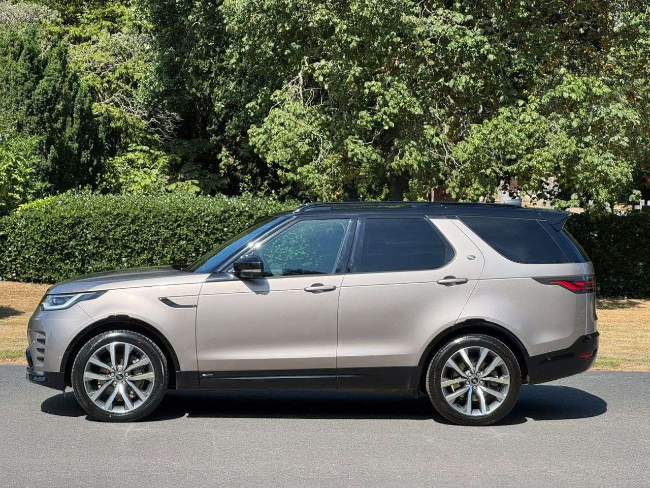 A 2021 LAND ROVER DISCOVERY 3.0 D250 MHEV R-Dynamic SE SUV 5dr Diesel Auto 4WD Euro 6 (s/s) (250 ps) A 2021 LAND ROVER DISCOVERY 3.0 D250 MHEV R-Dynamic SE SUV 5dr Diesel Auto 4WD Euro 6 (s/s) (250 ps)