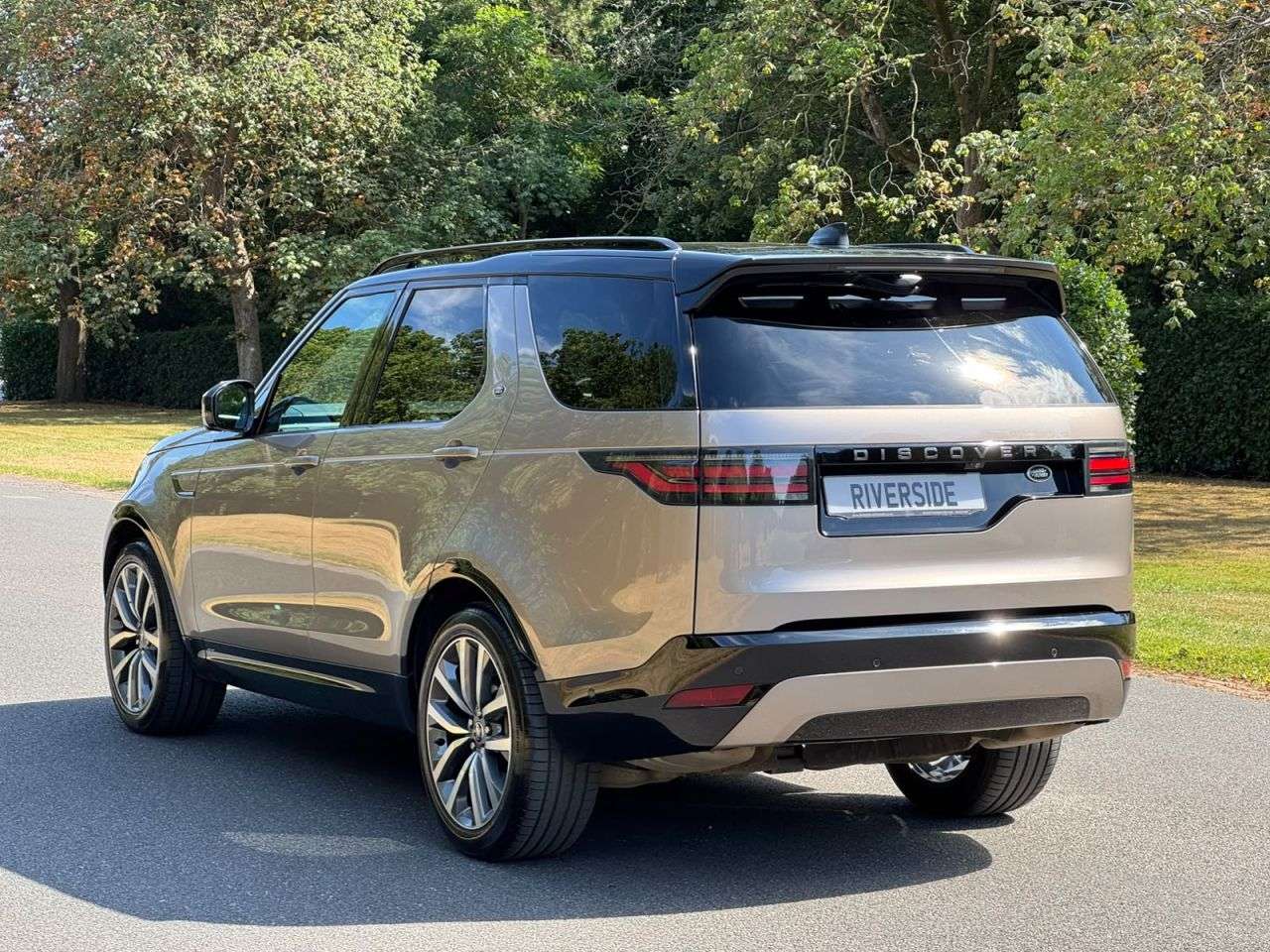 A 2021 LAND ROVER DISCOVERY 3.0 D250 MHEV R-Dynamic SE SUV 5dr Diesel Auto 4WD Euro 6 (s/s) (250 ps) A 2021 LAND ROVER DISCOVERY 3.0 D250 MHEV R-Dynamic SE SUV 5dr Diesel Auto 4WD Euro 6 (s/s) (250 ps)