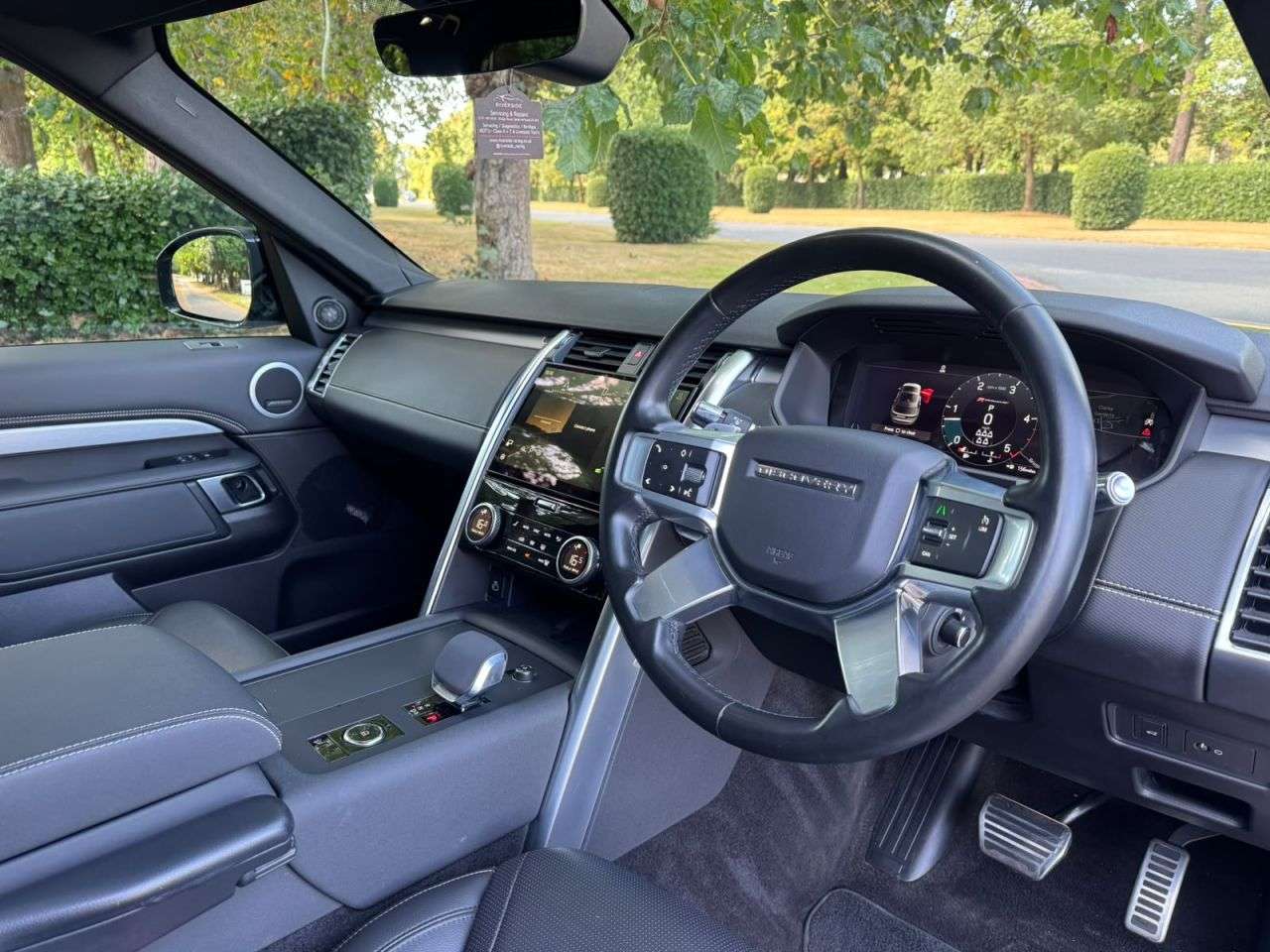 A 2021 LAND ROVER DISCOVERY 3.0 D250 MHEV R-Dynamic SE SUV 5dr Diesel Auto 4WD Euro 6 (s/s) (250 ps) A 2021 LAND ROVER DISCOVERY 3.0 D250 MHEV R-Dynamic SE SUV 5dr Diesel Auto 4WD Euro 6 (s/s) (250 ps)