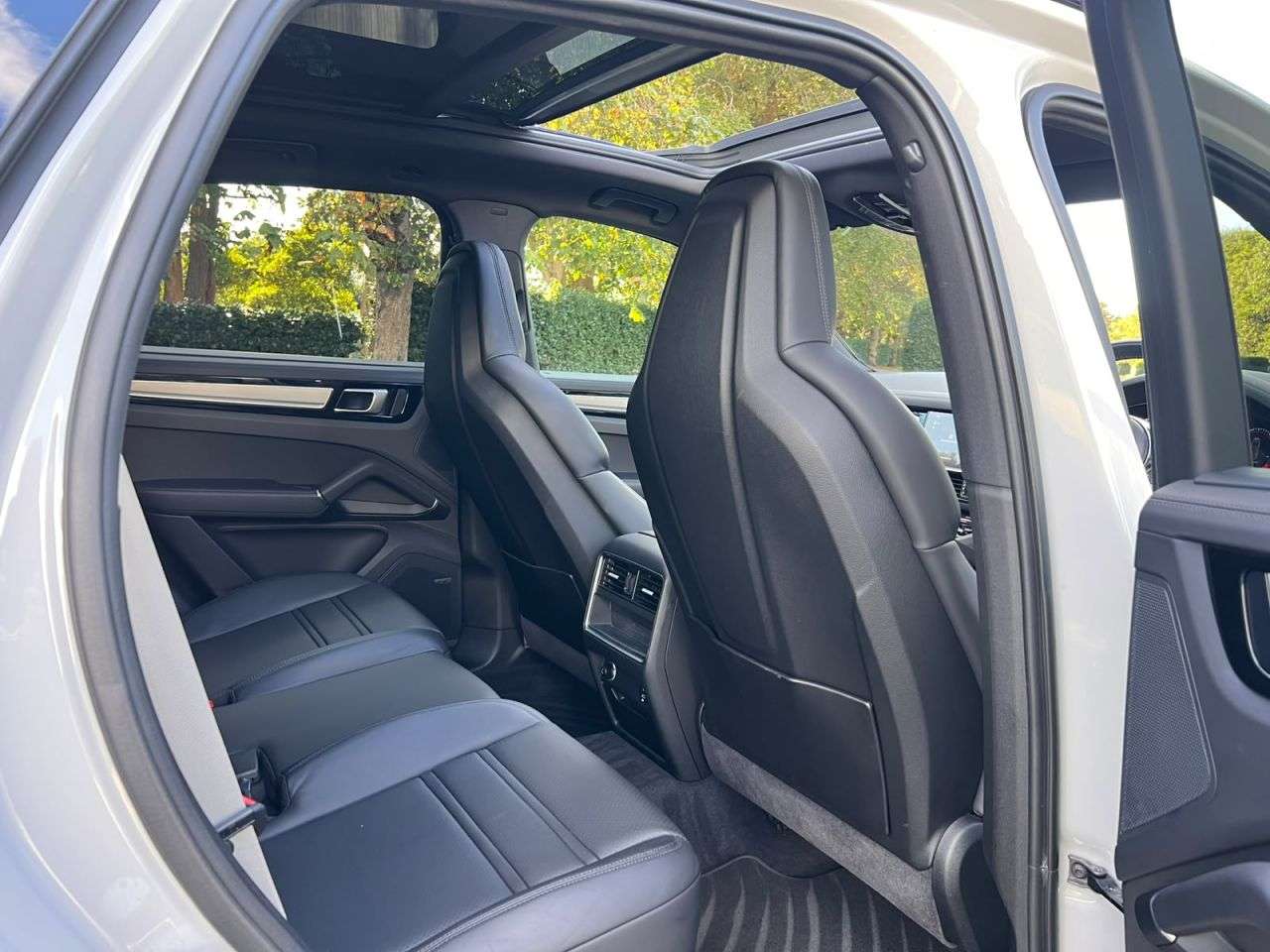 A 2023 PORSCHE CAYENNE 3.0 V6 E-Hybrid 17.9kWh Platinum Edition SUV 5dr Petrol Plug-in Hybrid Tipt A 2023 PORSCHE CAYENNE 3.0 V6 E-Hybrid 17.9kWh Platinum Edition SUV 5dr Petrol Plug-in Hybrid Tipt