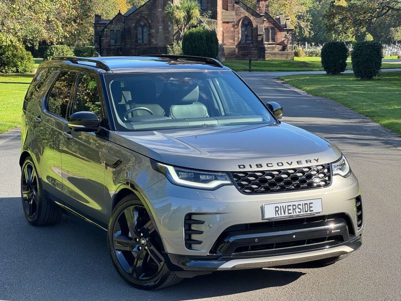 A 2022 LAND ROVER DISCOVERY 3.0 D300 MHEV R-Dynamic SE SUV 5dr Diesel Auto 4WD Euro 6 (s/s) (300 ps) A 2022 LAND ROVER DISCOVERY 3.0 D300 MHEV R-Dynamic SE SUV 5dr Diesel Auto 4WD Euro 6 (s/s) (300 ps)