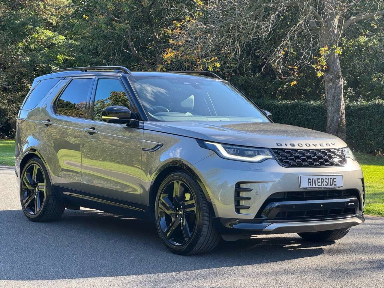 A 2022 LAND ROVER DISCOVERY 3.0 D300 MHEV R-Dynamic SE SUV 5dr Diesel Auto 4WD Euro 6 (s/s) (300 ps) A 2022 LAND ROVER DISCOVERY 3.0 D300 MHEV R-Dynamic SE SUV 5dr Diesel Auto 4WD Euro 6 (s/s) (300 ps)