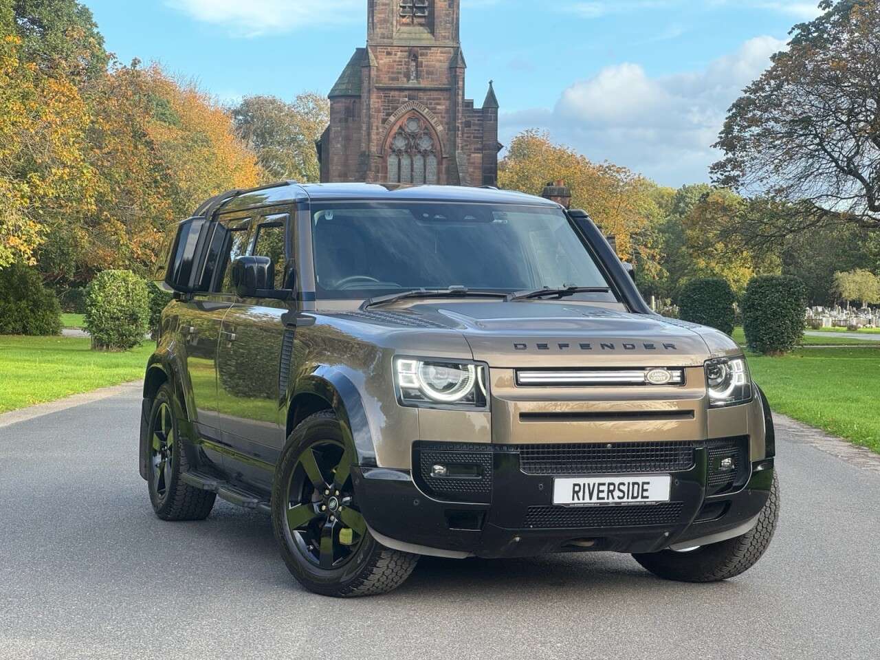 A 2020 LAND ROVER DEFENDER 110 2.0 SD4 First Edition SUV 5dr Diesel Auto 4WD Euro 6 (s/s) (240 ps) A 2020 LAND ROVER DEFENDER 110 2.0 SD4 First Edition SUV 5dr Diesel Auto 4WD Euro 6 (s/s) (240 ps)