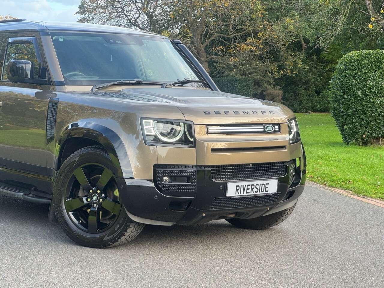 A 2020 LAND ROVER DEFENDER 110 2.0 SD4 First Edition SUV 5dr Diesel Auto 4WD Euro 6 (s/s) (240 ps) A 2020 LAND ROVER DEFENDER 110 2.0 SD4 First Edition SUV 5dr Diesel Auto 4WD Euro 6 (s/s) (240 ps)