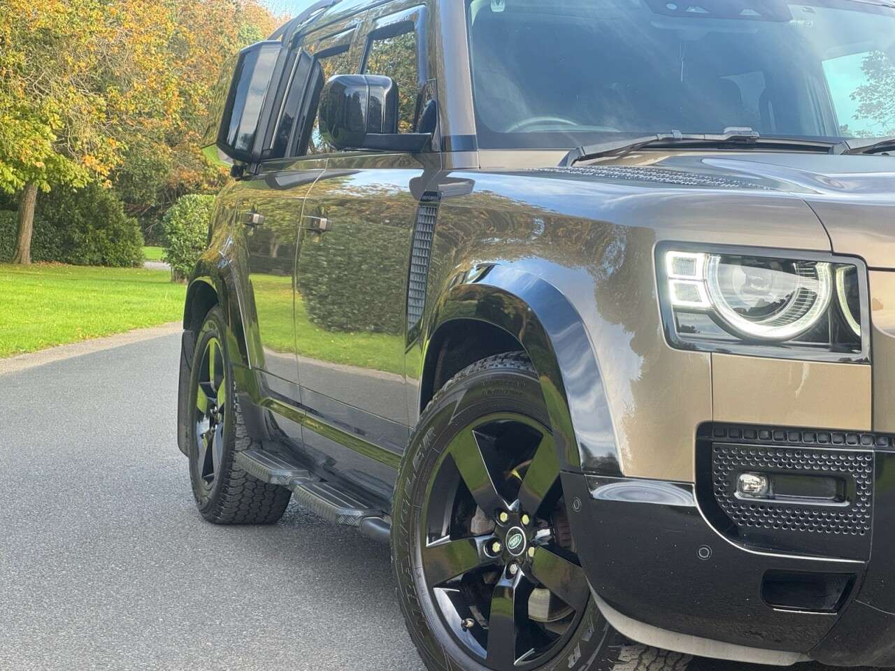 A 2020 LAND ROVER DEFENDER 110 2.0 SD4 First Edition SUV 5dr Diesel Auto 4WD Euro 6 (s/s) (240 ps) A 2020 LAND ROVER DEFENDER 110 2.0 SD4 First Edition SUV 5dr Diesel Auto 4WD Euro 6 (s/s) (240 ps)