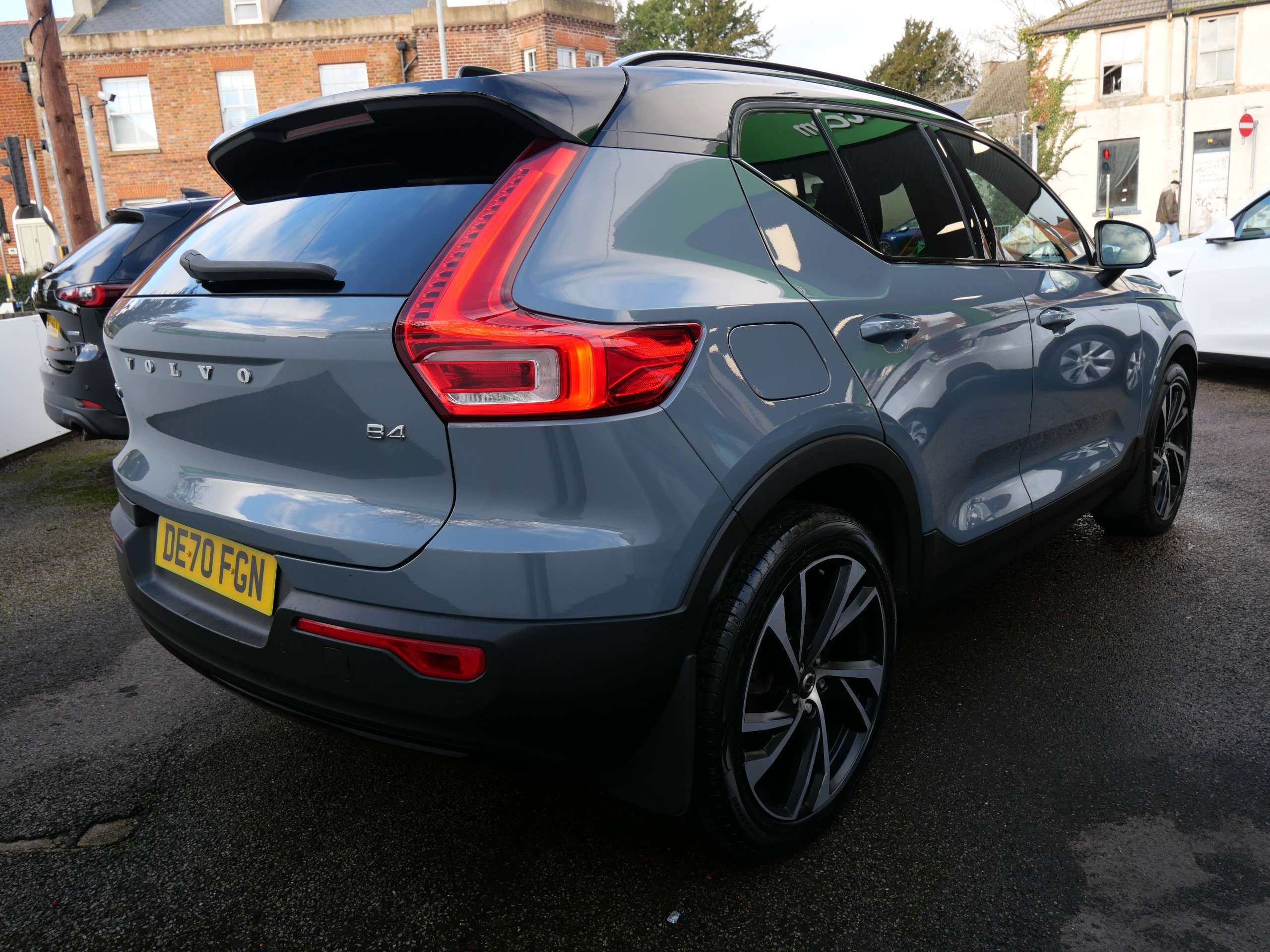 A 2020 VOLVO XC40 2.0 B4 MHEV R-Design Pro Petrol Hybrid Auto Euro 6 (s/s) 5dr A 2020 VOLVO XC40 2.0 B4 MHEV R-Design Pro Petrol Hybrid Auto Euro 6 (s/s) 5dr