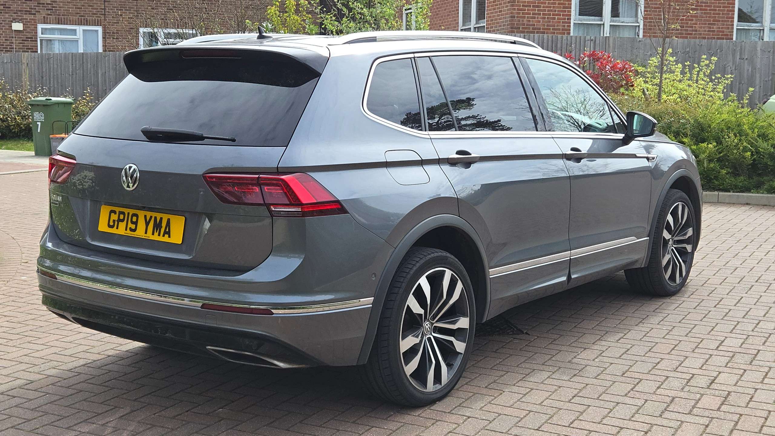 A 2019 VOLKSWAGEN TIGUAN 2.0 TDI R-Line Tech DSG Euro 6 (s/s) 5dr 1 Owner 7 Seats A 2019 VOLKSWAGEN TIGUAN 2.0 TDI R-Line Tech DSG Euro 6 (s/s) 5dr 1 Owner 7 Seats