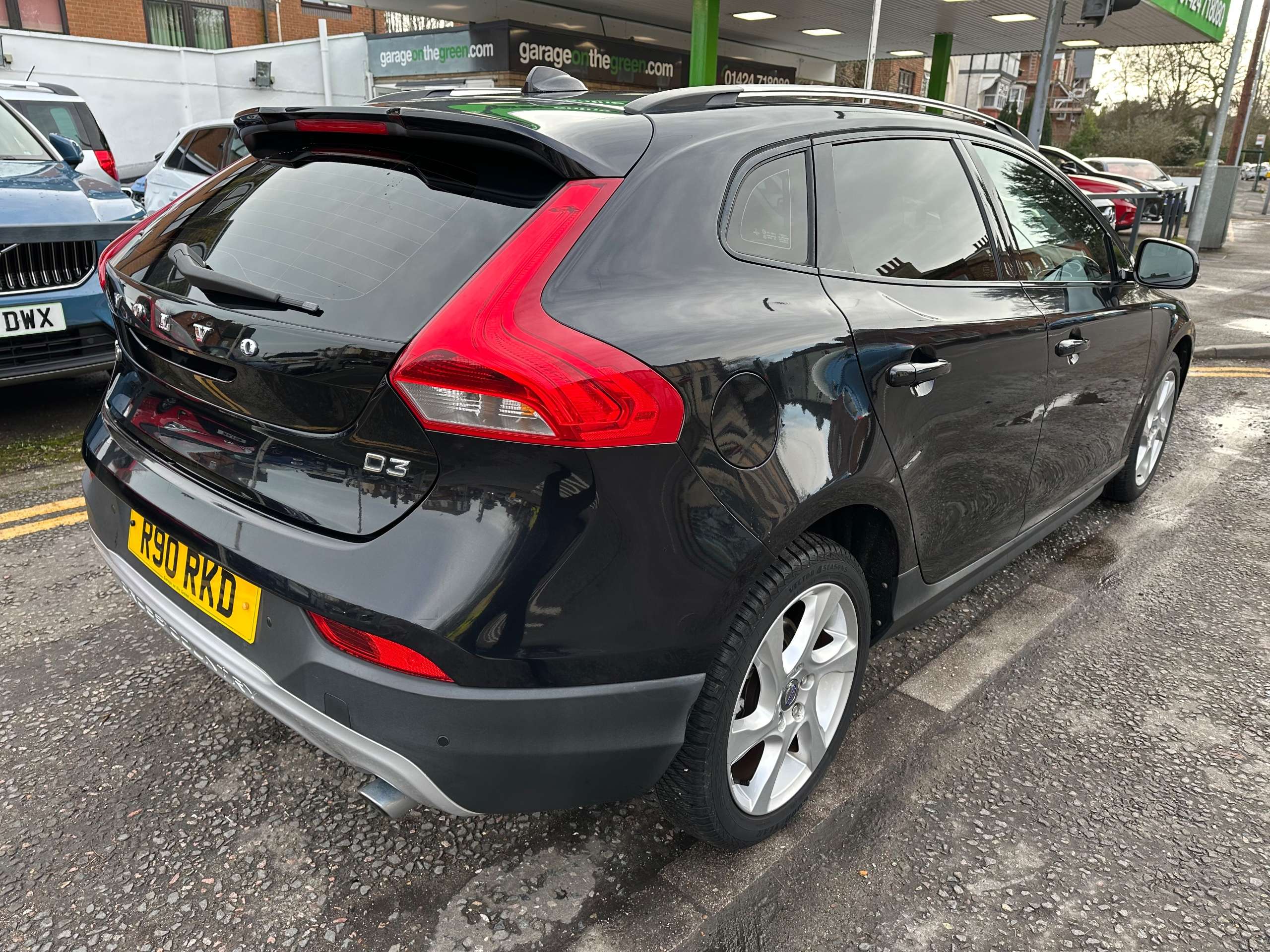 A 2014 VOLVO V40 CROSS COUNTRY 2.0 D3 Lux Nav Geartronic Euro 5 (s/s) 5dr A 2014 VOLVO V40 CROSS COUNTRY 2.0 D3 Lux Nav Geartronic Euro 5 (s/s) 5dr