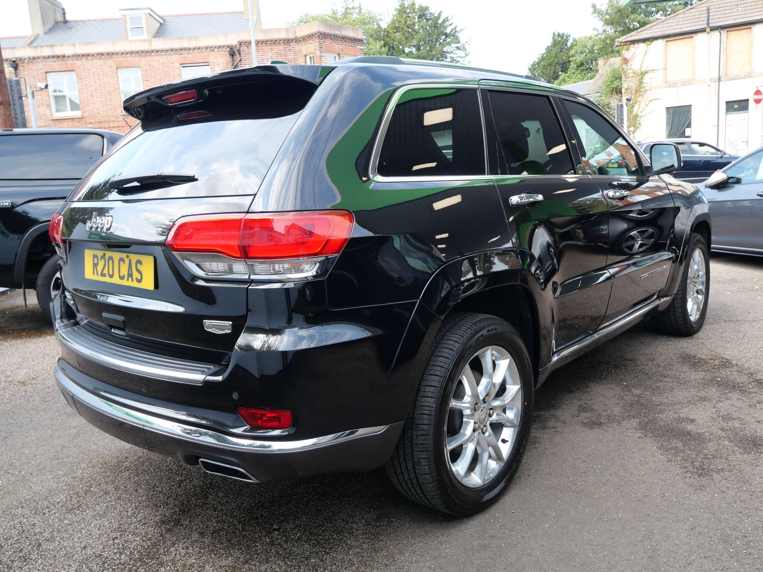 A 2016 JEEP GRAND CHEROKEE 3.0 V6 CRD Summit Auto 4WD Euro 6 (247 bhp) 5dr Only 39000 Miles A 2016 JEEP GRAND CHEROKEE 3.0 V6 CRD Summit Auto 4WD Euro 6 (247 bhp) 5dr Only 39000 Miles