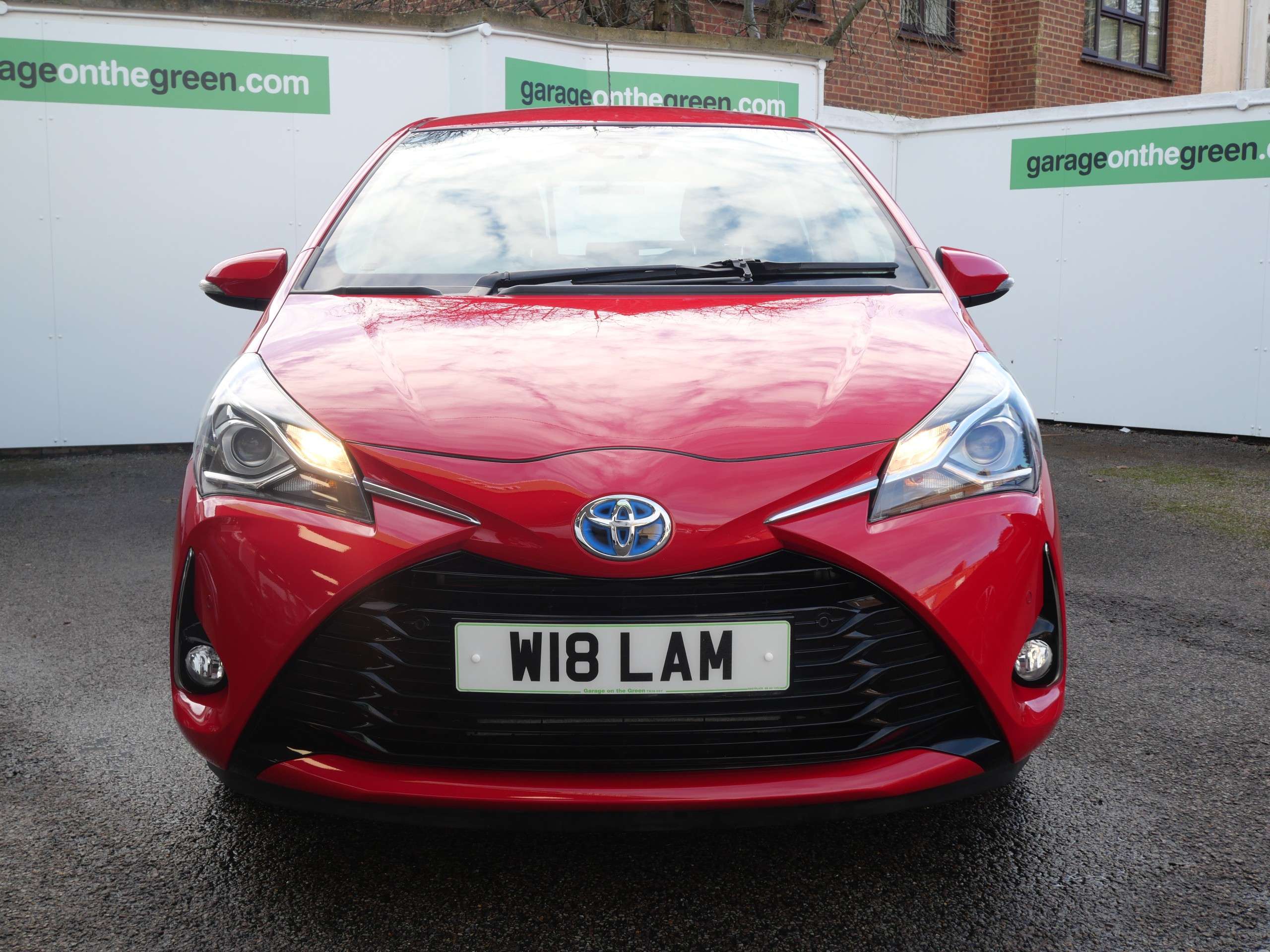 A 2018 TOYOTA YARIS 1.5 VVT-h Icon Tech Petrol Hybrid E-CVT Euro 6 (s/s) 5dr Only 18000 Miles A 2018 TOYOTA YARIS 1.5 VVT-h Icon Tech Petrol Hybrid E-CVT Euro 6 (s/s) 5dr Only 18000 Miles